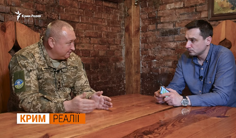 Генерал-майор ВСУ Дмитрий Марченко (слева). Кадр видео, опубликованного в YouTube-канале «Радио Свобода»