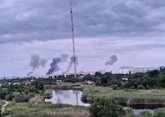 Последствия ракетного удара по нефтеперерабатывающему заводу в Кременчуге. Фото из телеграм-канала главы Полтавской областной администрации Дмитрия Лунина
