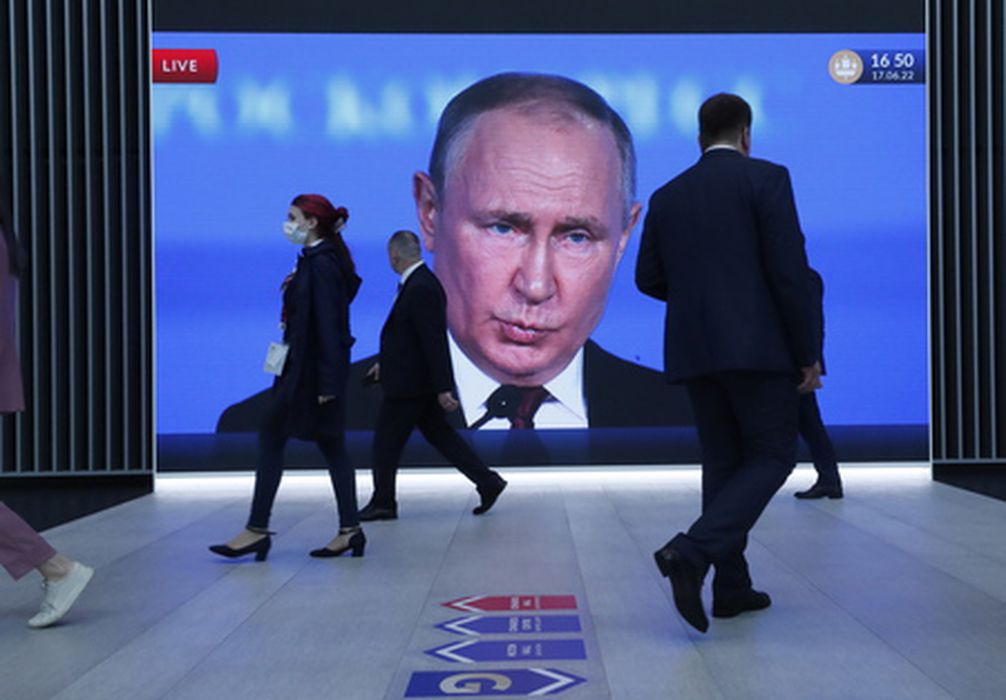 Трансляция выступления Владимира Путина на ПМЭФ. Фото ANATOLY MALTSEV/EPA/SCANPIX/LETA
