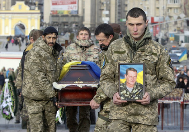 Бойцы украинского батальона «Айдар» хоронят погибшего товарища. Фото Valentyn Ogirenko/Reusters/Scanpix/LETA