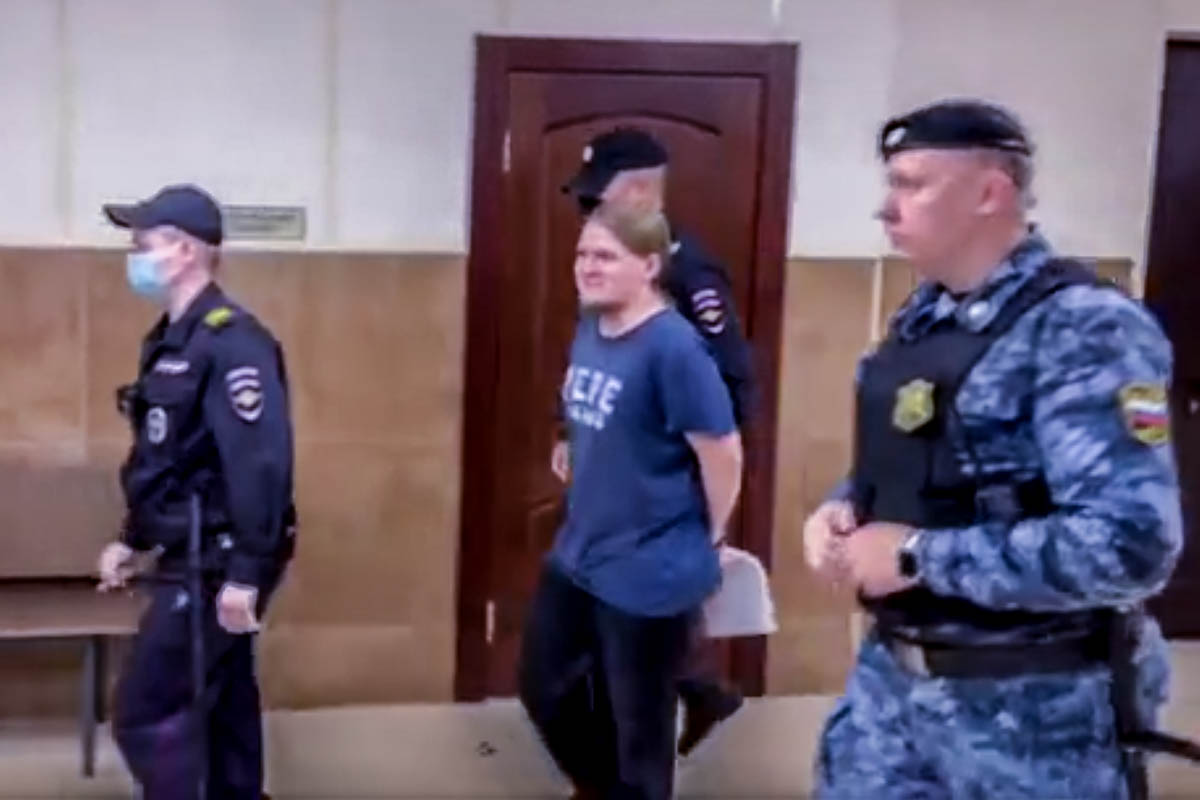 Дмитрия Иванова ведут в зал суда. Скриншот из видео SOTA.