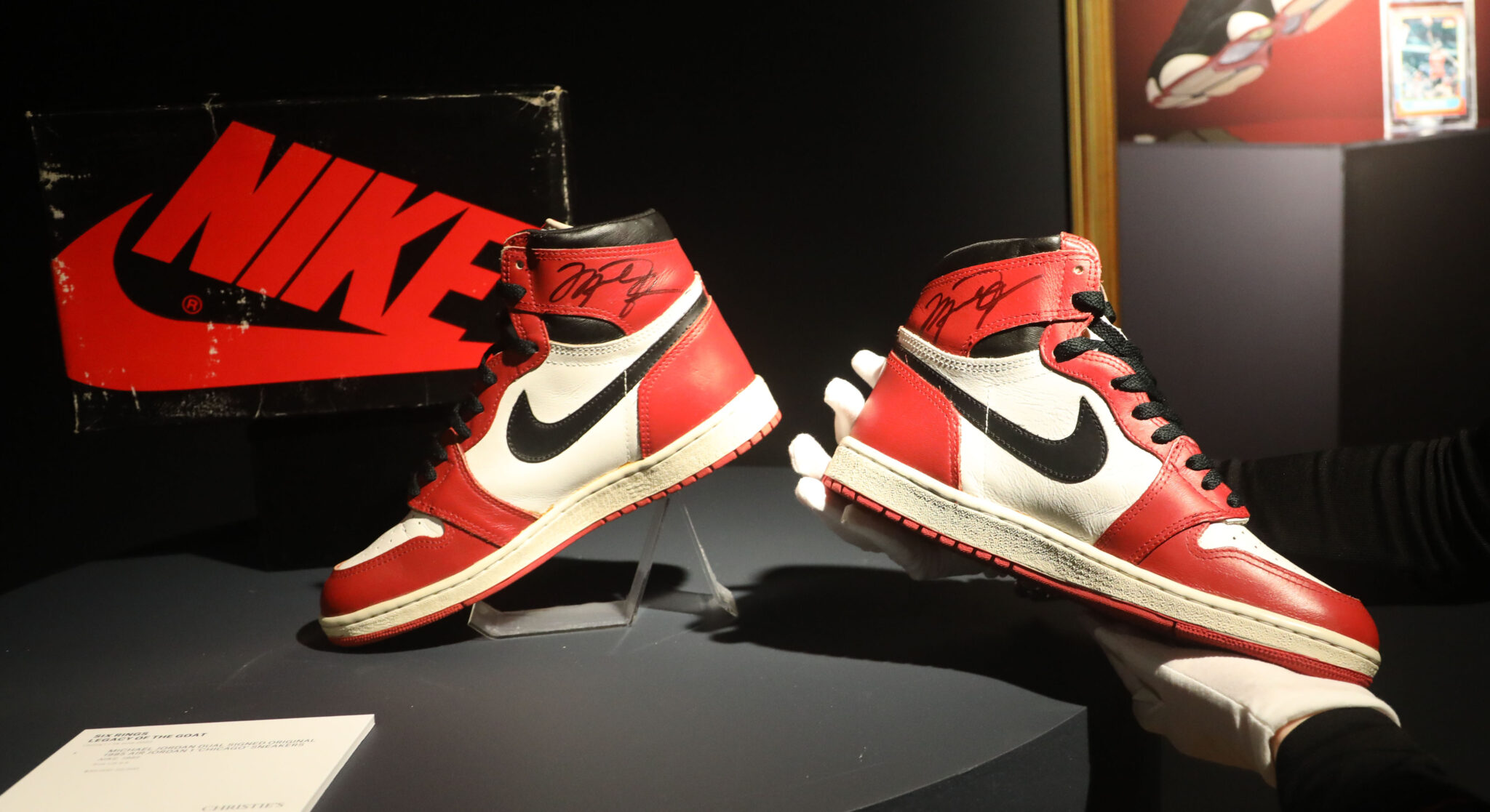 Кроссовки Nike с автографом Майкла Джордана. Фото Nancy Kaszerman/ZUMA Press Wire/Scanpix/LETA