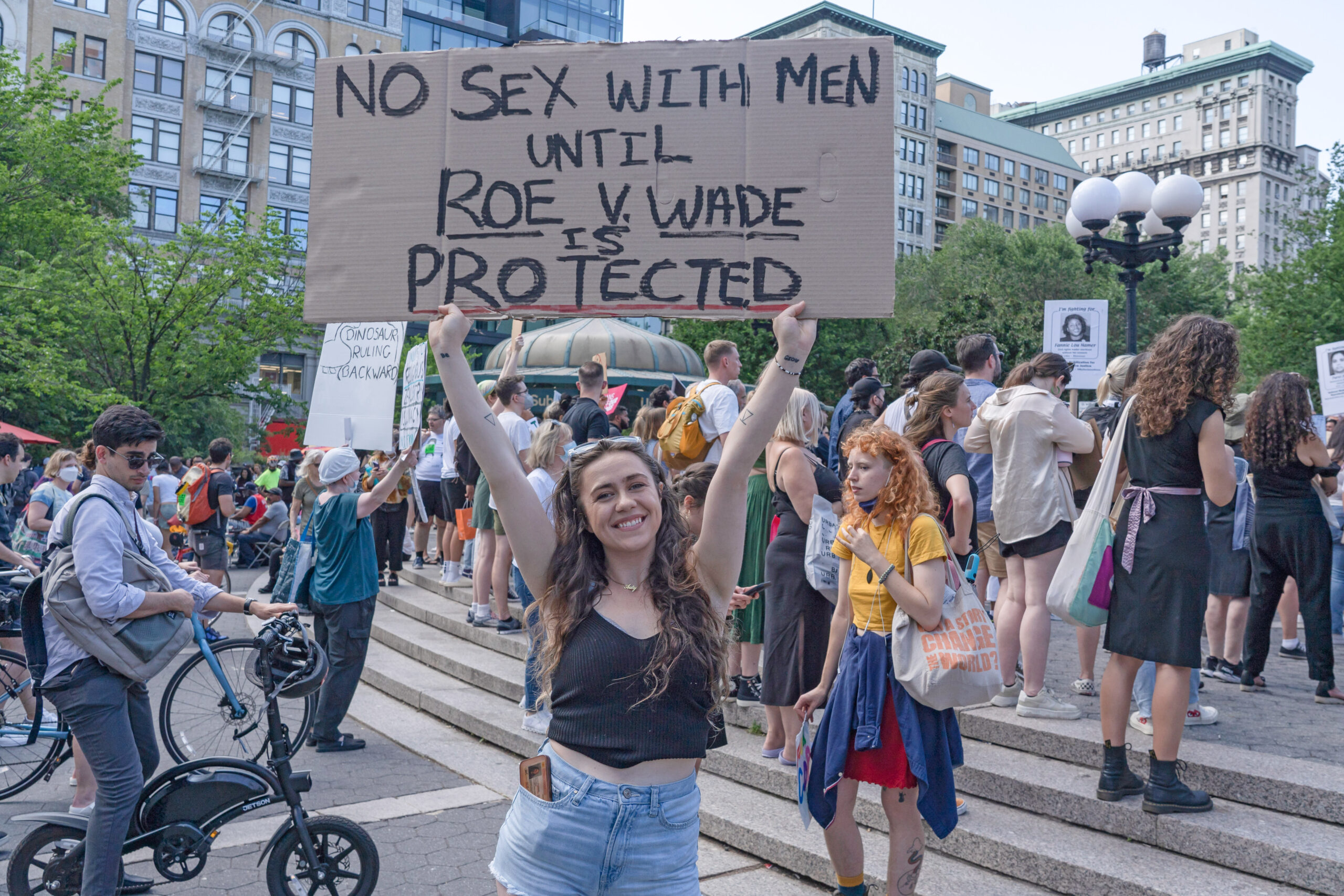 Надпись на плакате: «Никакого секса с мужчинами до тех пор, пока дело Роу против Уэйда не будет защищено». Акция протеста на Юнион-сквер в Нью-Йорке, США. 24 июня 2022 года. Фото Ron Adar/SOPA Images via ZUMA Press Wire/Scanpix/LETA