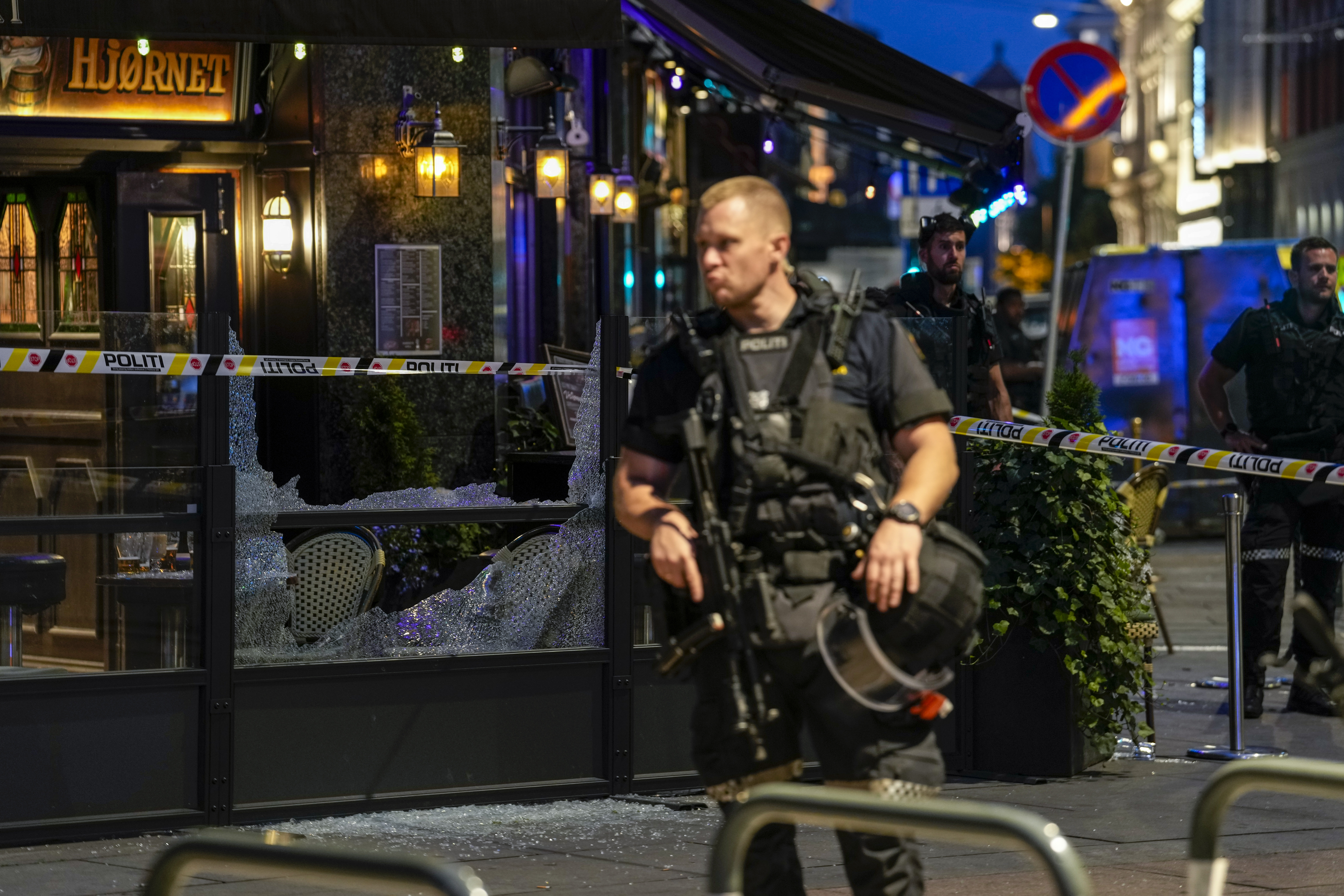 Полицейский на месте стрельбы в Осло. Фото Javad Parsa/NTB/Scanpix/LETA