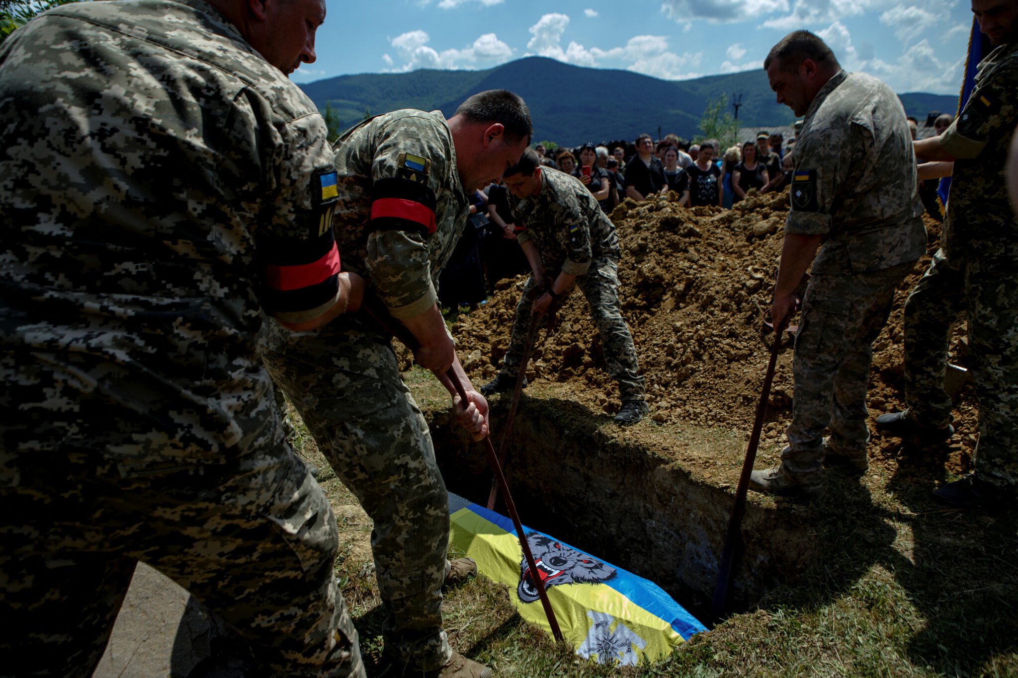 Похороны украинского военнослужащего в Запорожье. 8 июня 2022 года. Фото REUTERS/Serhii Hudak/Scanpix/LETA   