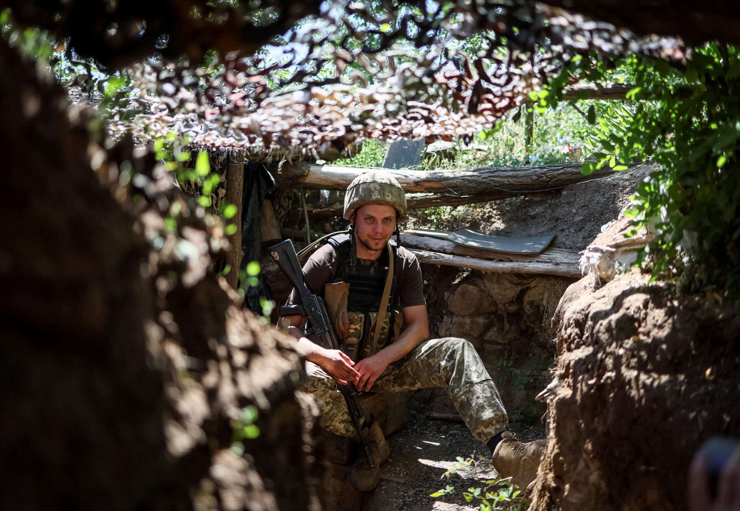 Украинский солдат в укрытии на линии фронта рядом с поселком Нью-Йорк в Донецкой области. 9 июня 2022 года. Фото REUTERS/Gleb Garanich/Scanpix/LETA