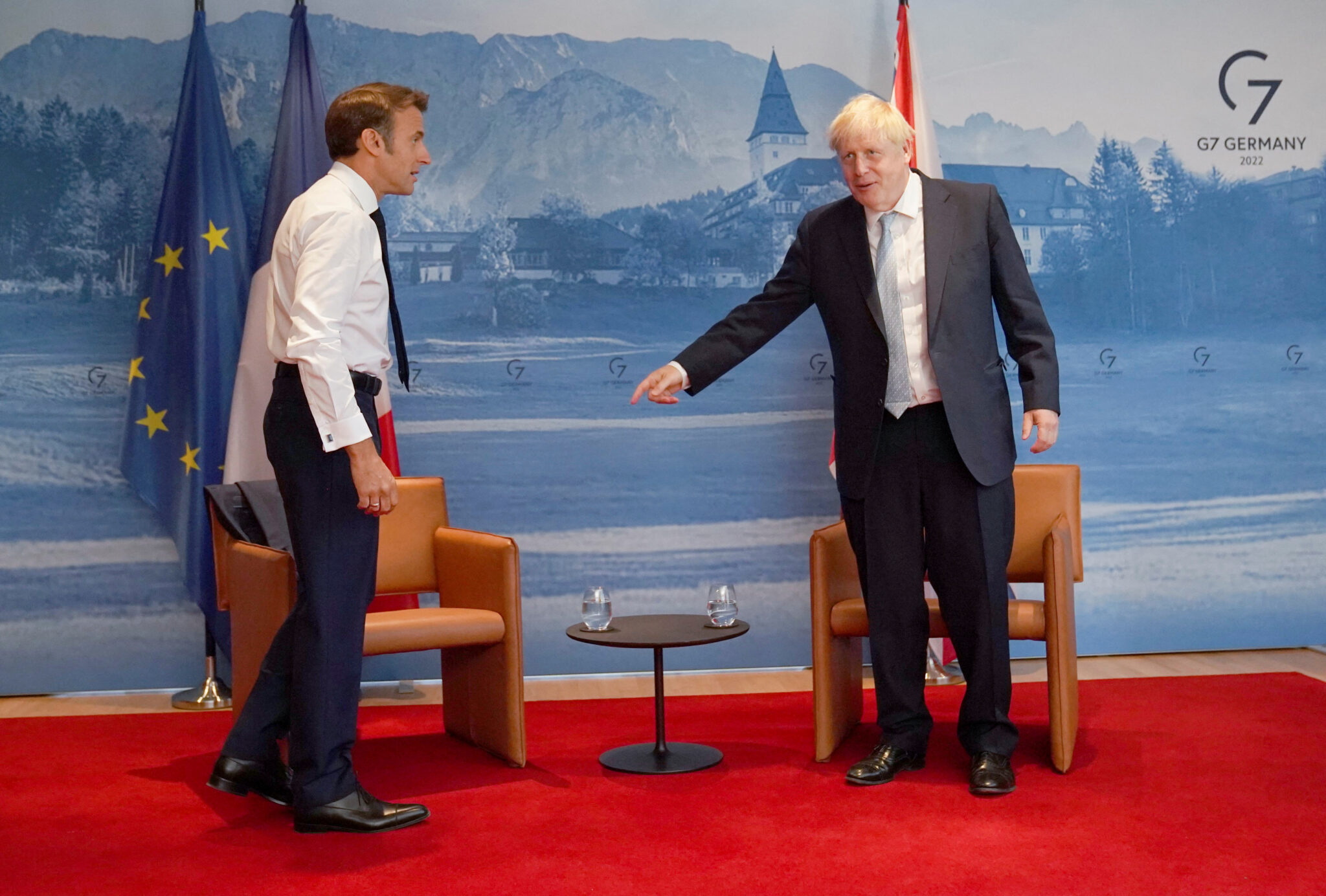Премьер-министр Великобритании Борис Джонсон на встрече с президентом Франции Эммануэлем Макроном во время саммита G7. Германия. 26 июня 2022 года. Фото Stefan Rousseau/Pool via REUTERS/Scanpix/LETA 