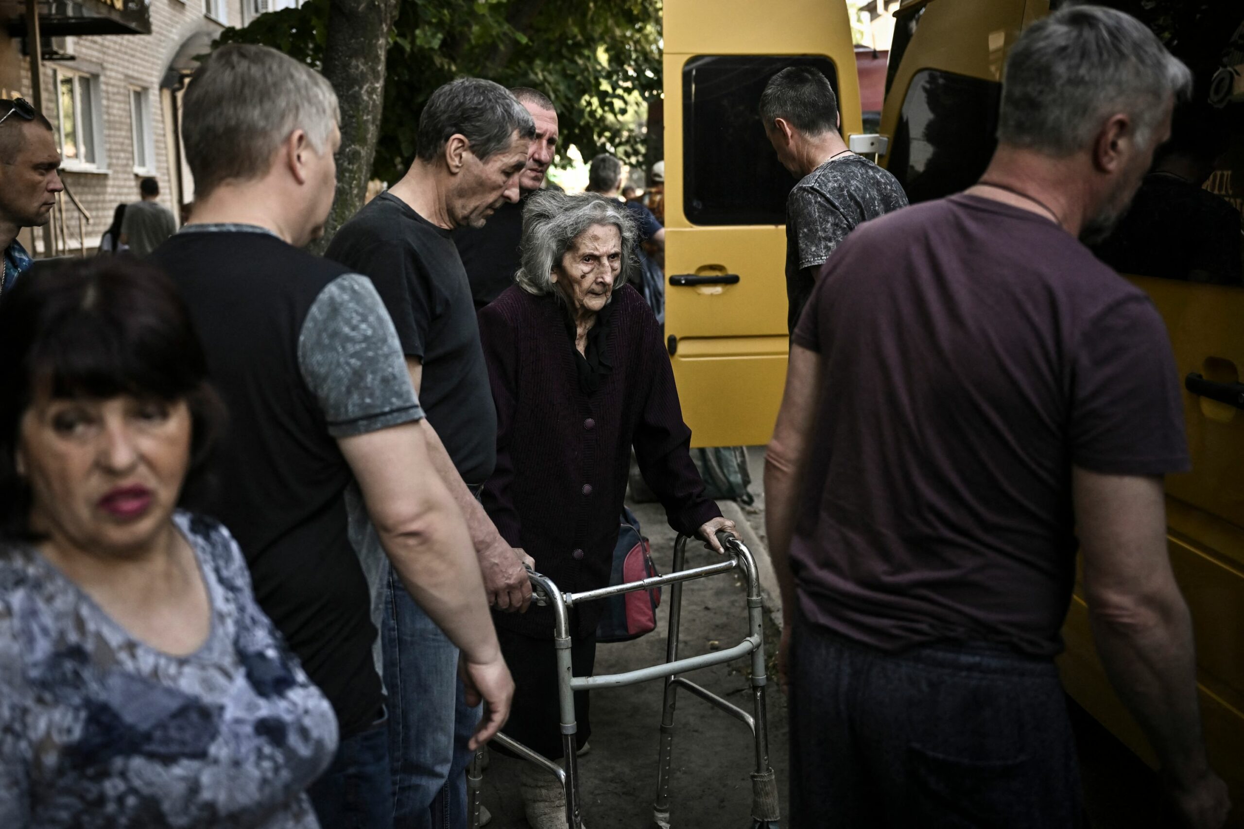 Люди эвакуируются из Славянска. 9 июня 2022 года. Фото ARIS MESSINIS/AFP/Scanpix/LETA