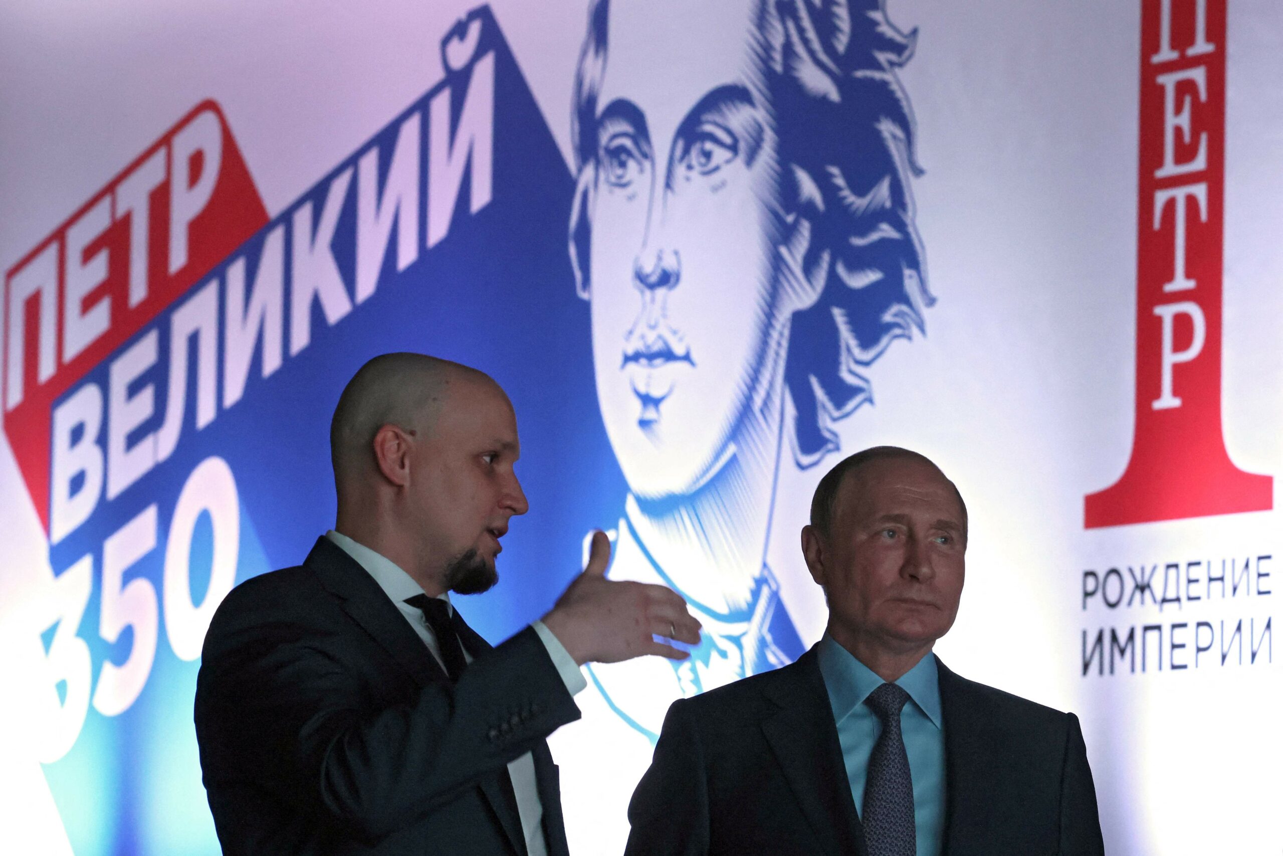 Владимир Путин во время визита на выставку, посвященную 350-летию Петра I. 9 июня 2022 года. Фото EPA/MIKHAIL METZEL/KREMLIN POOL/Scanpix/LETA