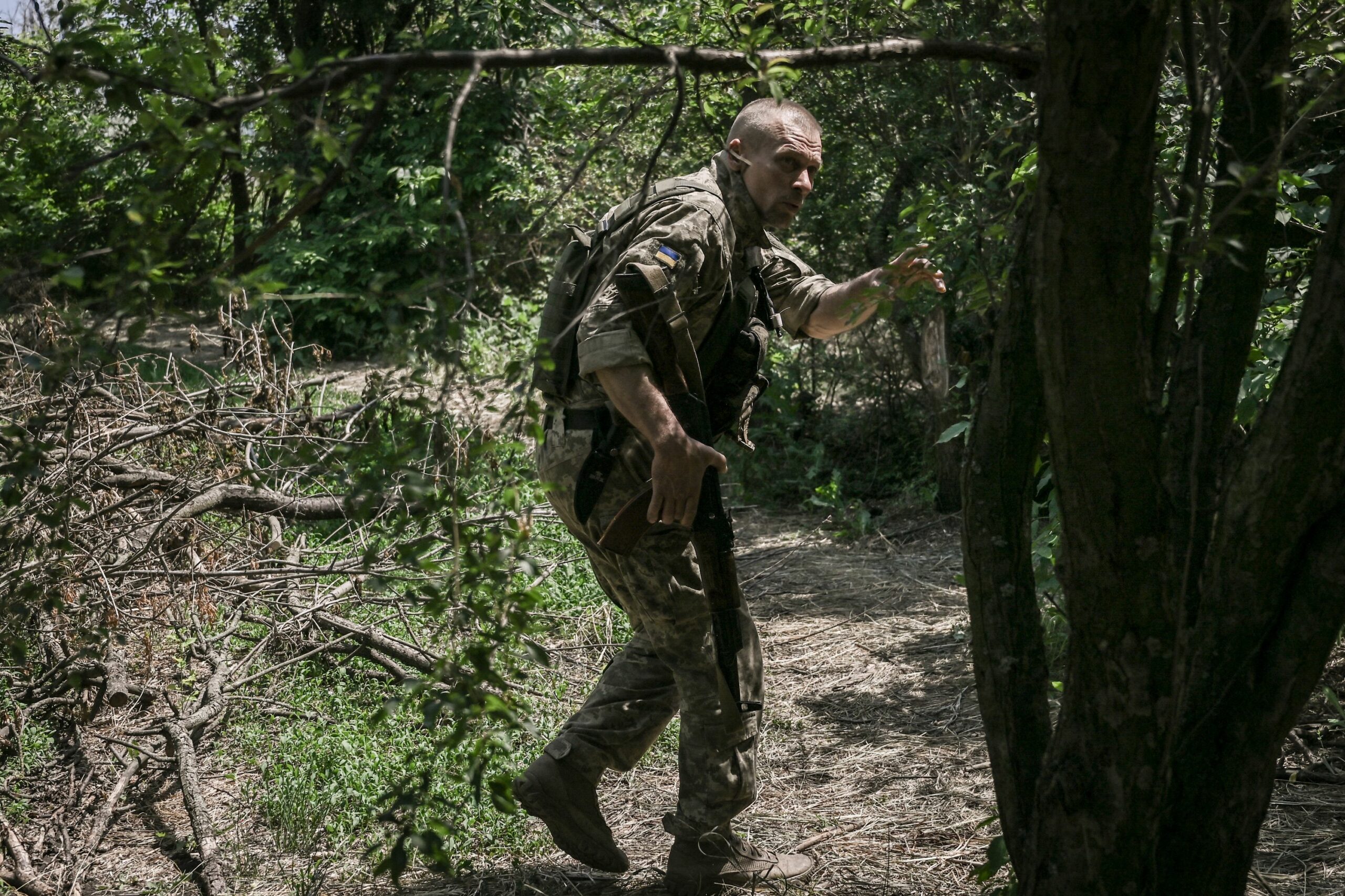 Украинский солдат идет по лесу на линии фронта на Донбассе. 10 июня 2022 года. Фото ARIS MESSINIS/AFP/Scanpix/LETA