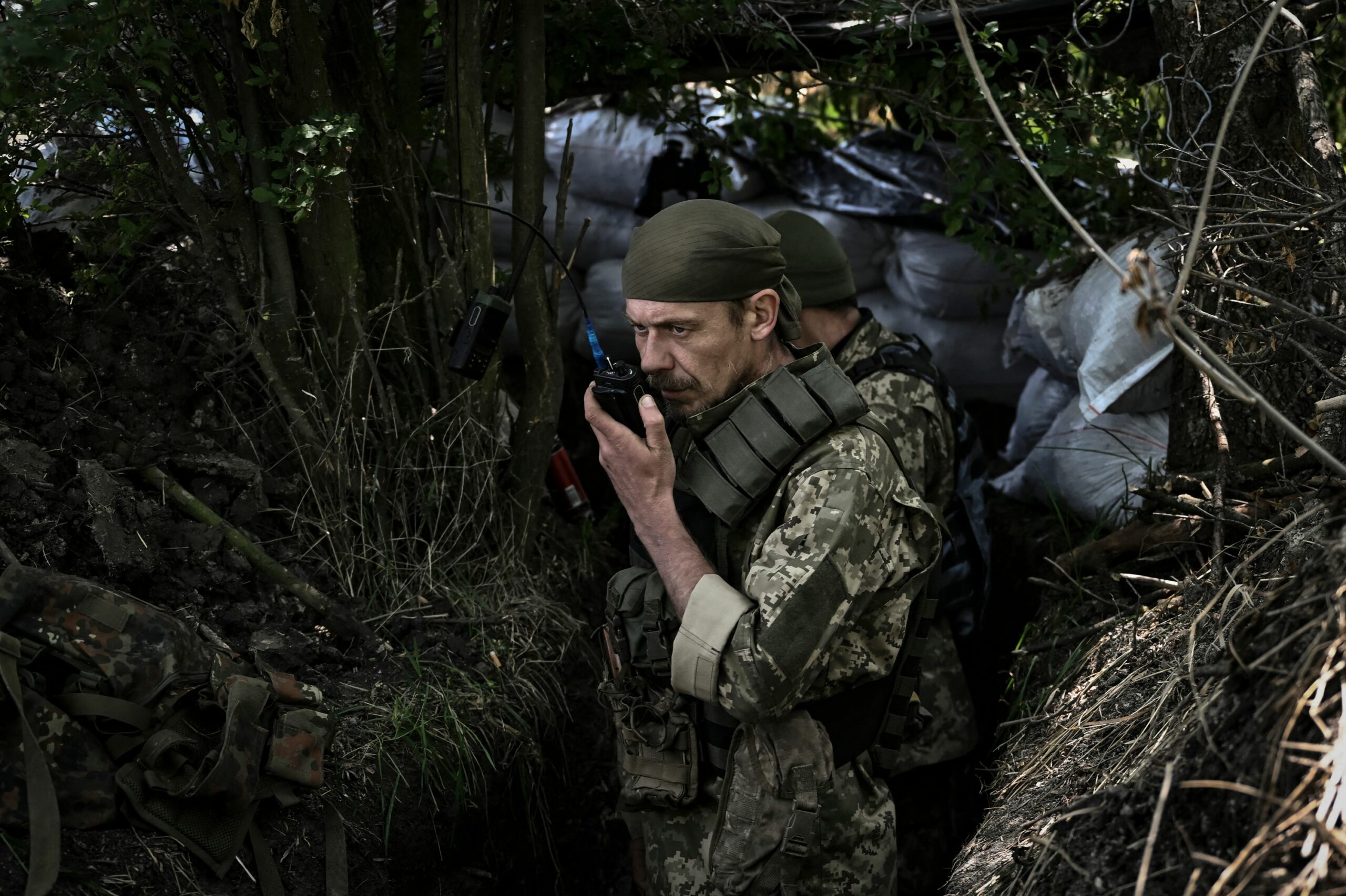 Украинский солдат в окопе говорит по радио на линии фронта на Донбассе. 10 июня 2022 года. Фото ARIS MESSINIS/AFP/Scanpix/LETA