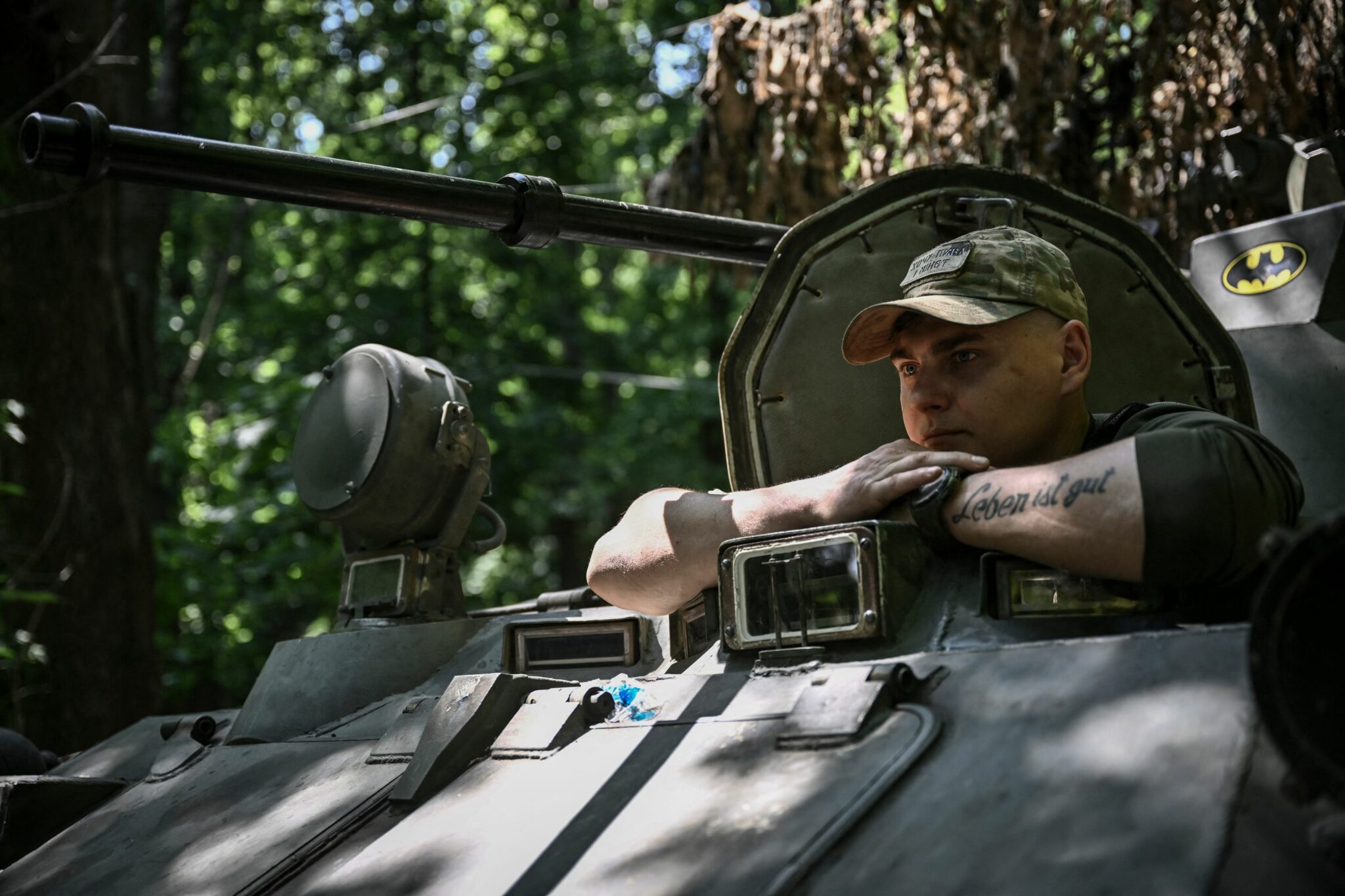 Украинский солдат на бронетранспортере на линии фронта в восточной Украине. Фото ARIS MESSINIS/AFP/Scanpix/LETA