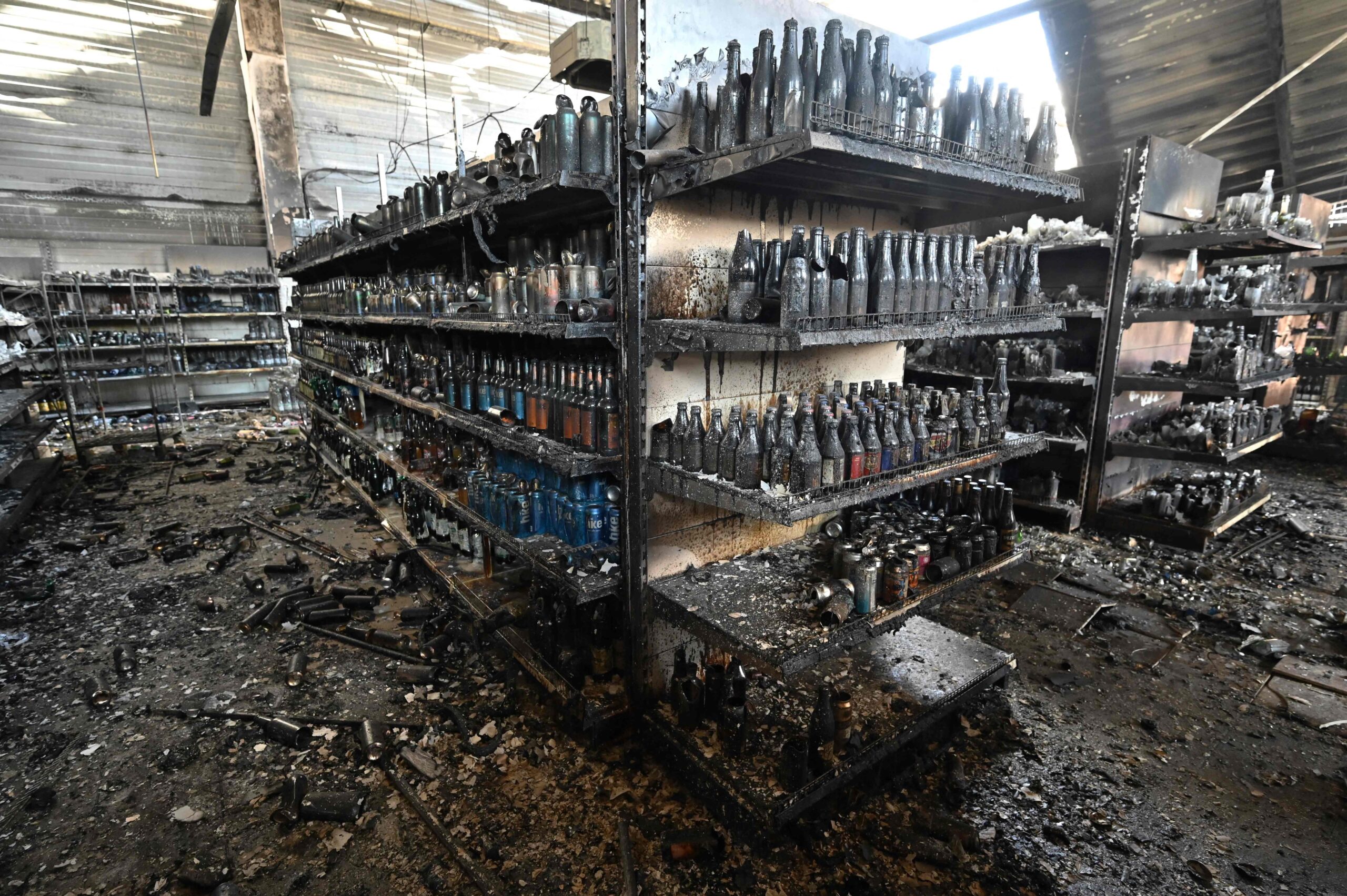 Сгоревший в результате российского ракетного удара супермаркет в городе Кременчуг. 28 июня 2022 года. Фото Genya SAVILOV/AFP/Scanpix/LETA