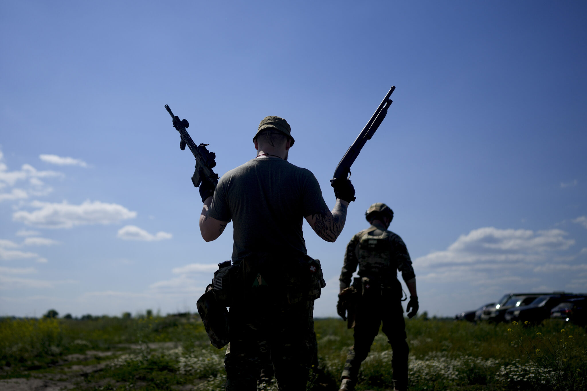 Бойцы территориальной самообороны Украины на окраине Киева. 7 июня 2022 года. Фото AP Photo/Natacha Pisarenko/Scanpix/LETA
