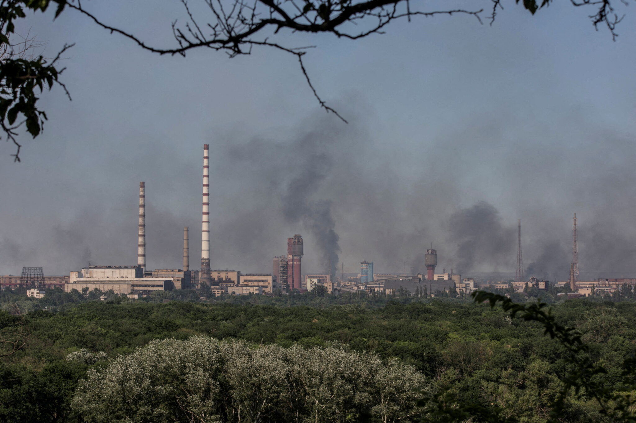 Дым над территорией завода "Азот". Фото Oleksandr Ratushniak/Reuters/Scanpix/Leta.