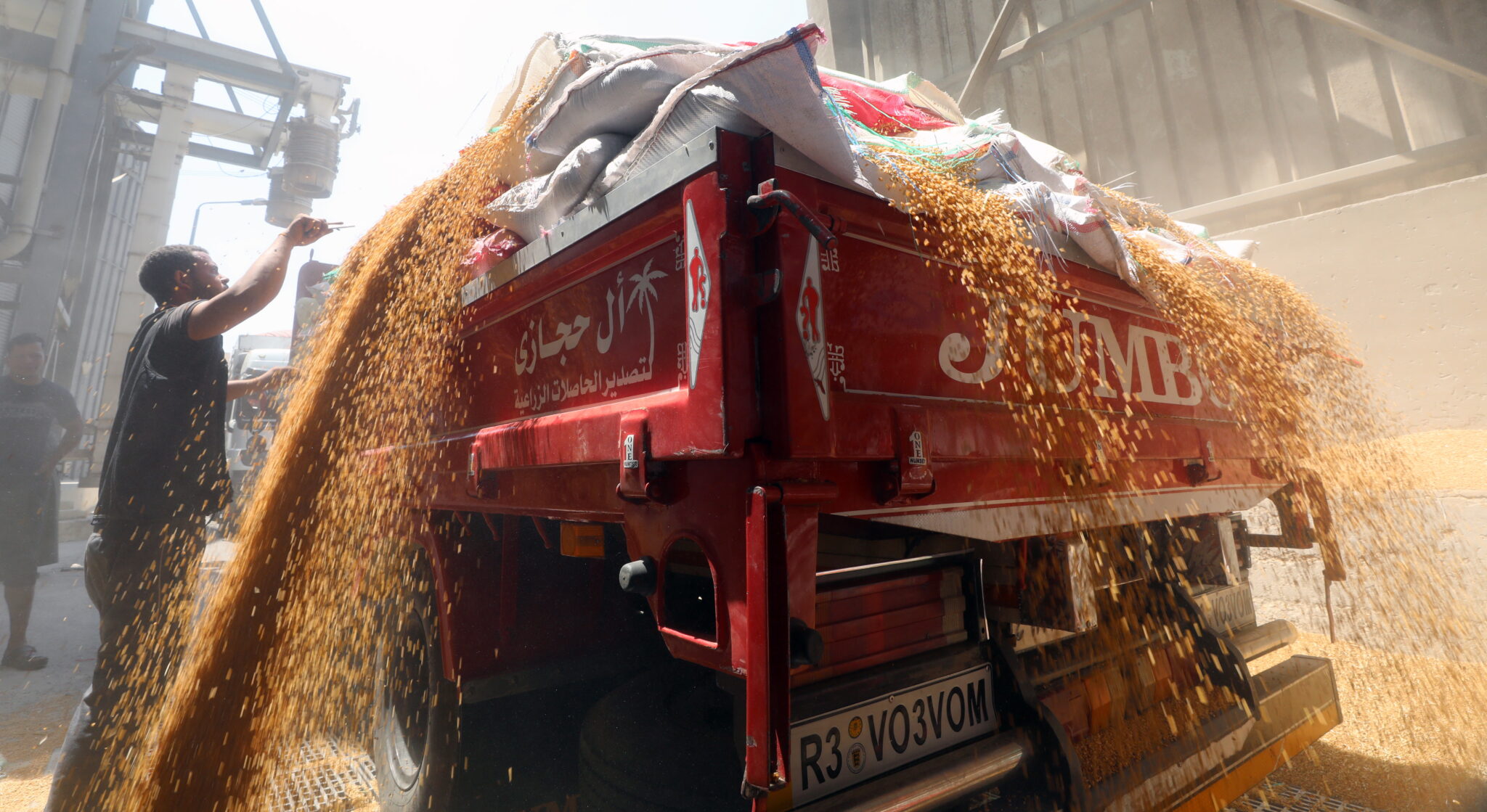 Разгрузка пшеницы в элеваторе в египетском городе Бенха. 85% зерного импорта страны приходится на Россию и Украину. Фото KHALED ELFIQI/EPA/Scanpix/Leta.