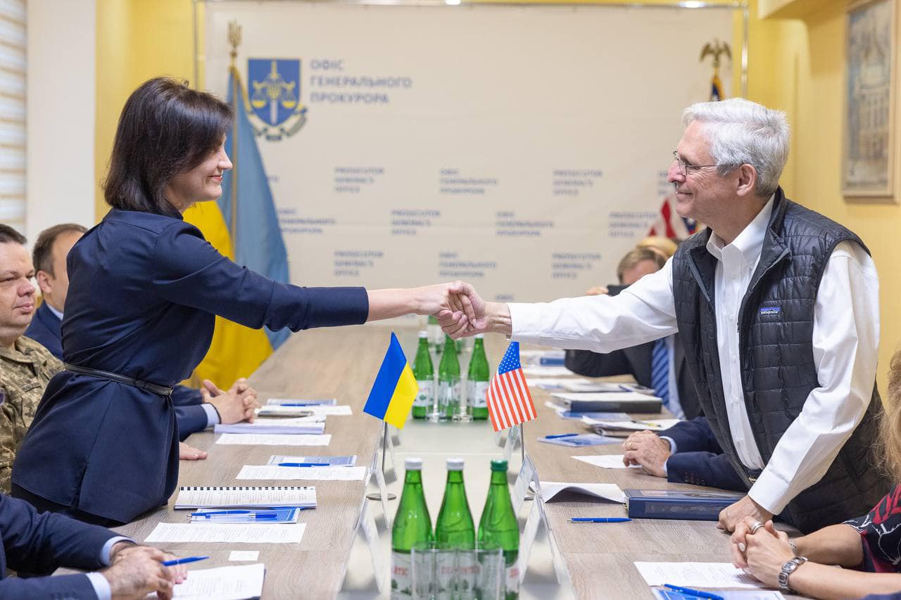 Генпрокурор США Меррик Гарланд (справа) на встрече с генпрокурором Украины Ириной Венедиктовой. Фото пресс-службы Генпрокурора Украины.