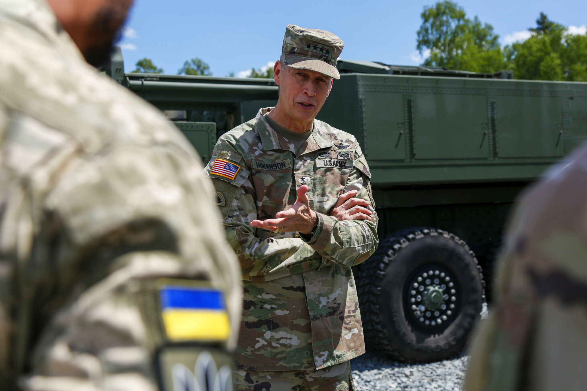Генерал армии США Дэниэл Хокансон беседует с украинскими военными на полигоне Графенвёр в Германии. Фото ZUMAPRESS.com/Scanpix/Leta.