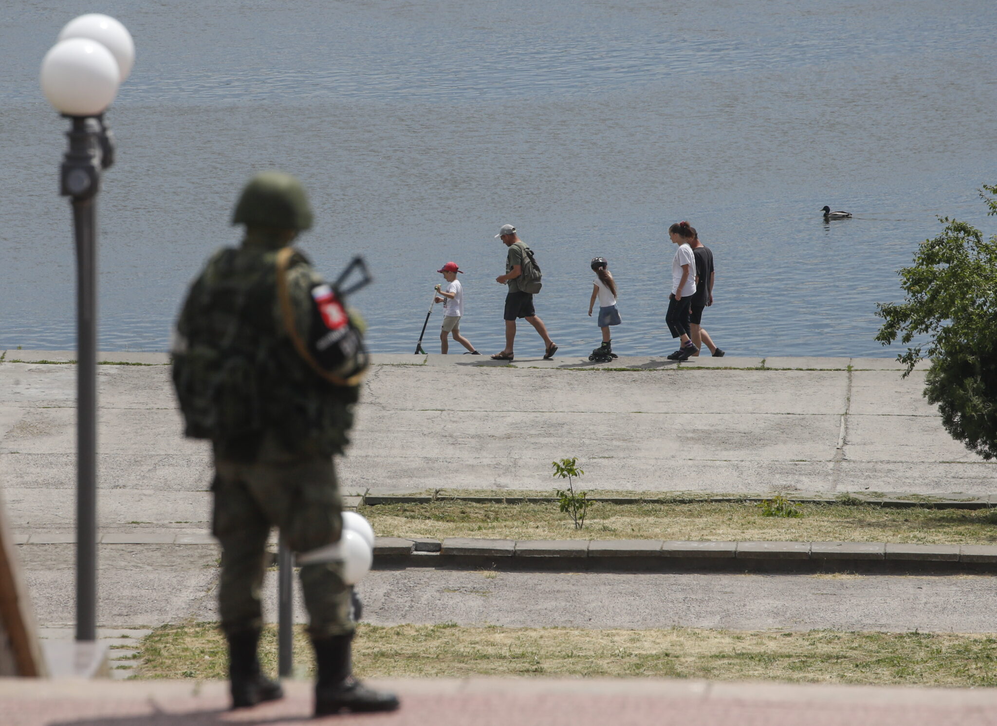 Российские военный на набережной в Херсоне. Фото SERGEI ILNITSKY/EPA/Scanpix/Leta.