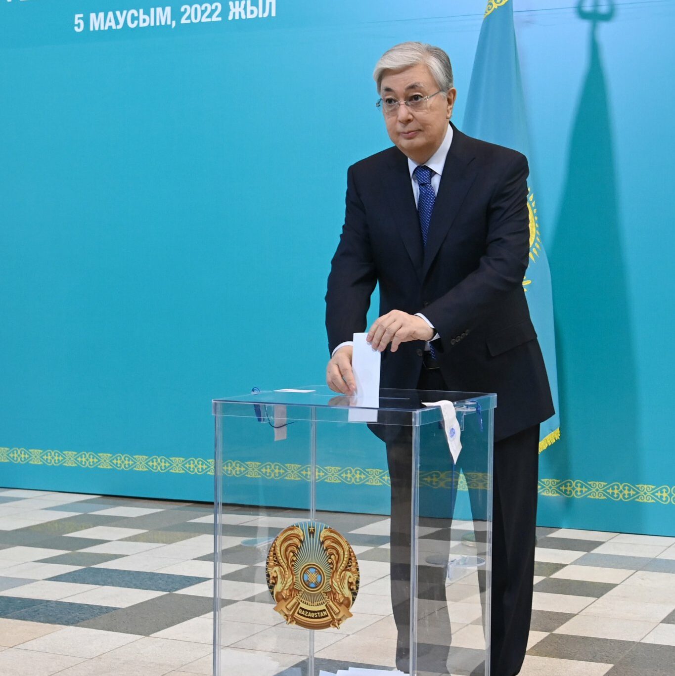 Президент Казахстана Касым-Жомарт Токаев голосует на референдуме 5 июня 2022 года. Фото пресс-службы президента Казахстана.