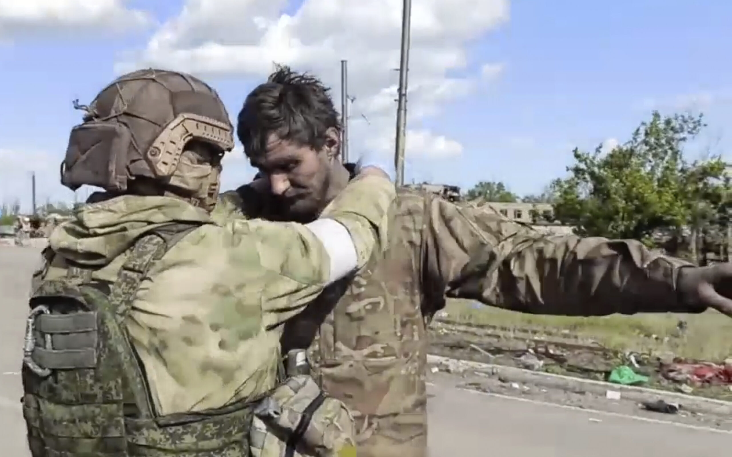 Российский солдат обыскивает украинского военного, вышедшего с территории 