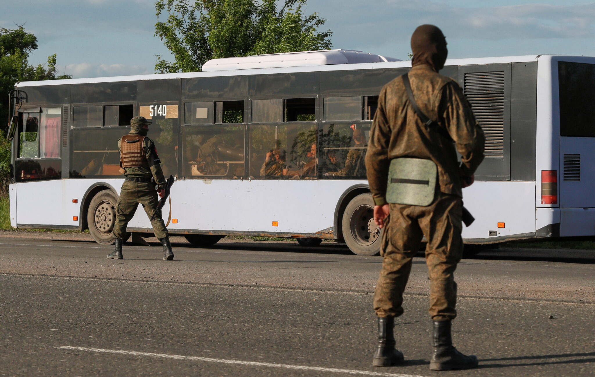 Российские военные охраняют автобус с пленными украинскими военными, вышедшими из "Азовстали". Фото /Alexander Ermochenko/Reuters/Scanpix/Leta.