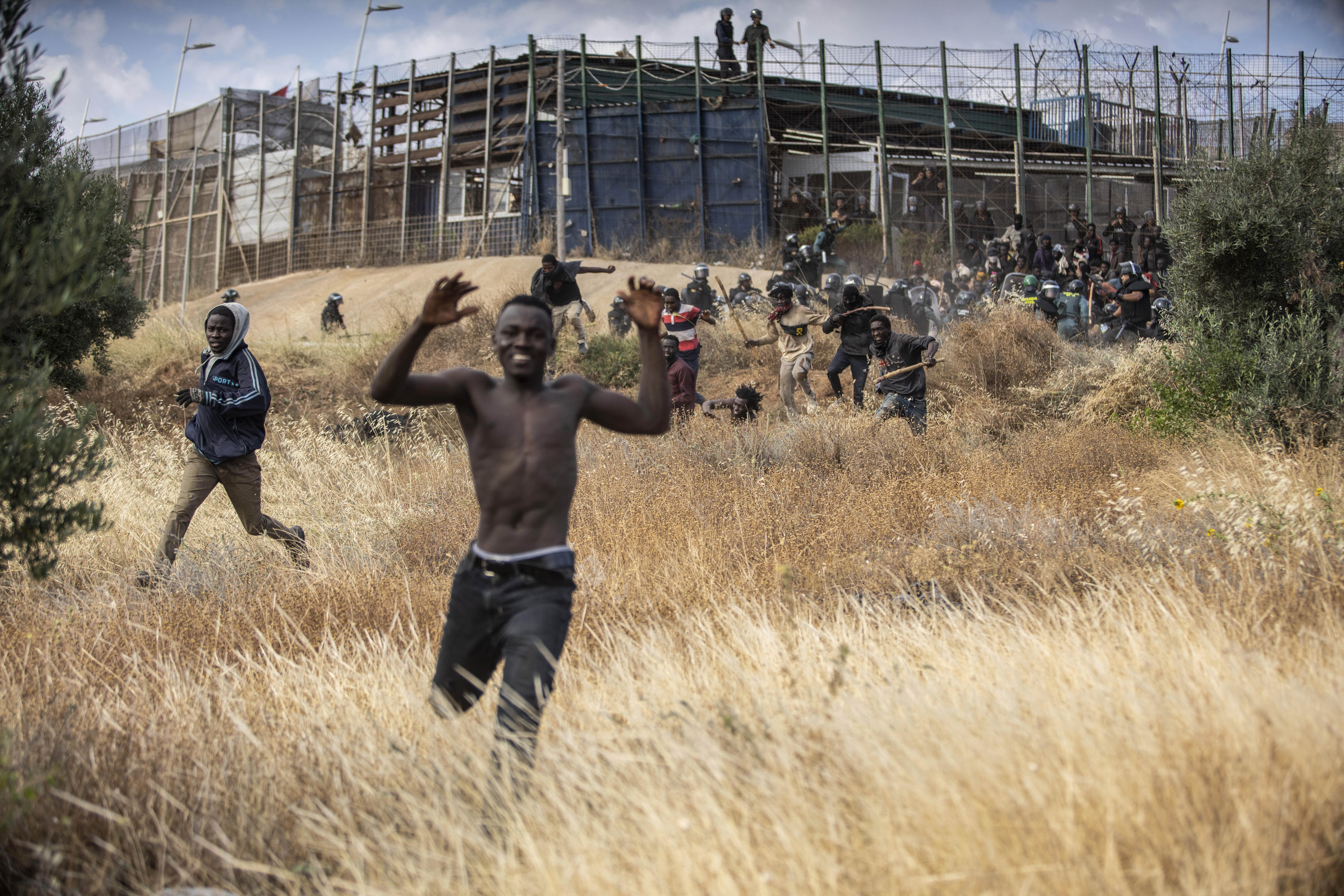 Мигранты бегут по территории испанской Мелильи после пересечения границы Испании и Марокко. Фото Javier Bernardo/AP/Scanpix/Leta.