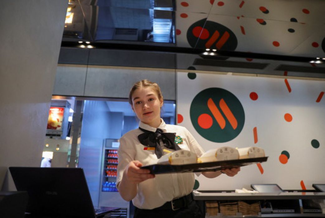 Сеть ресторанов «Вкусно и точка», открывшихся в России вместо «Макдональдс». Фото Evgenia Novozhenina/REUTERS/Scanpix/LETA