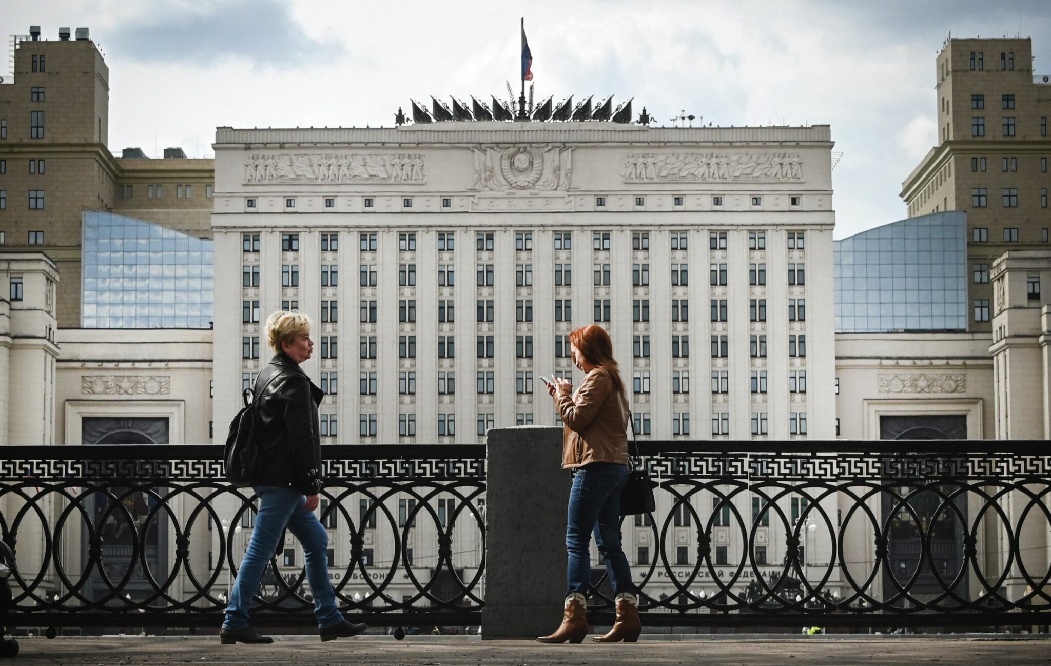 Прохожие на фоне главного здания Минобороны РФ на Фрунзенской набережной в Москве. Фото Alexander NEMENOV/AFP/Scanpix/Leta.