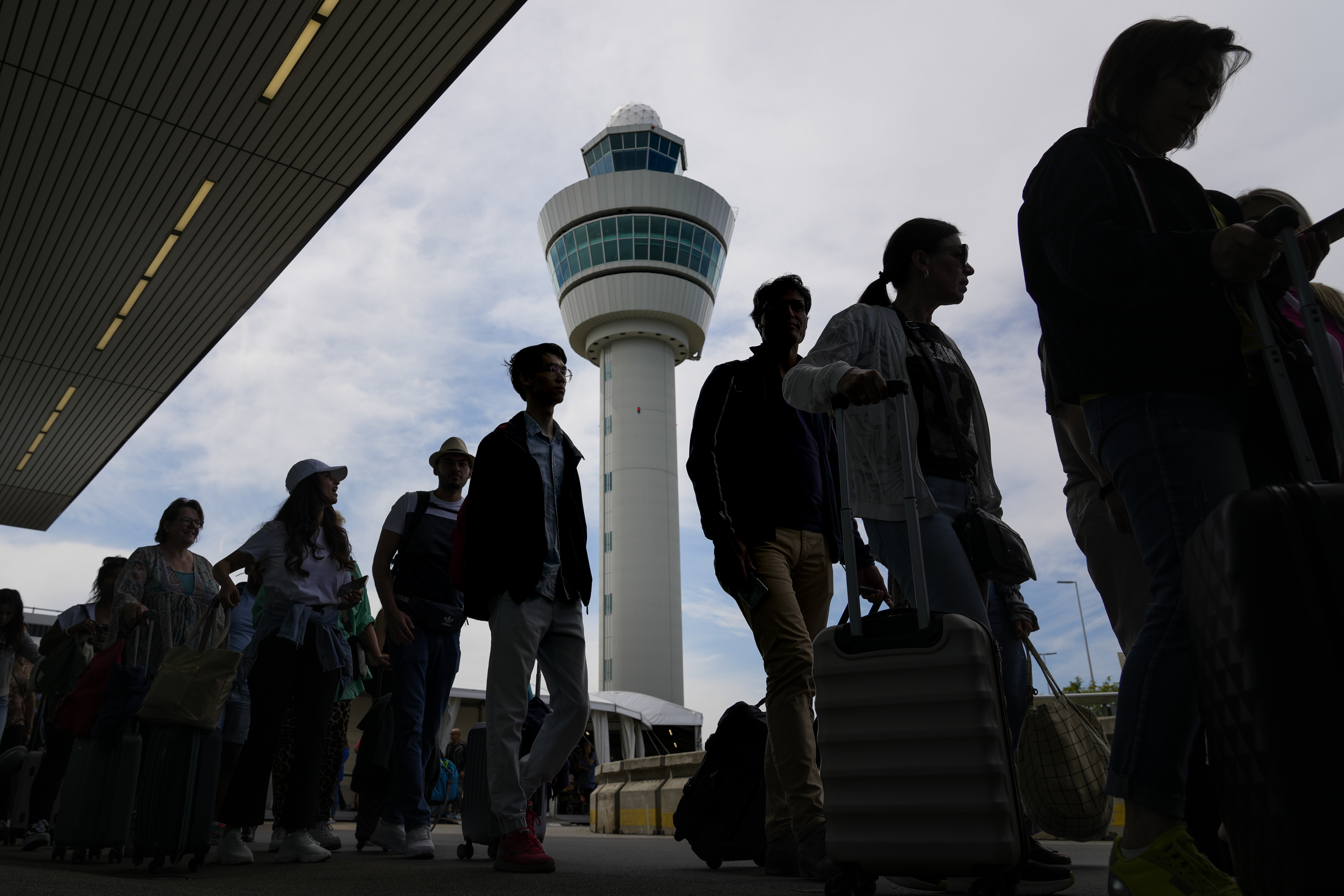 Очередь в амстердамском аэропорту Схипхол. Фото AP / Peter Dejong / Scanpix / LETA.
