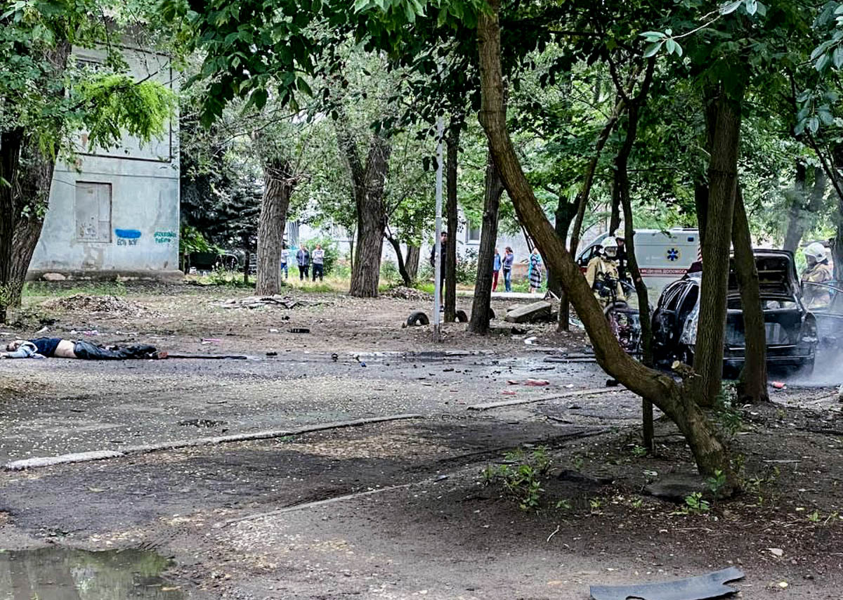 Место теракта в Херсоне. Фото из телеграм-канала Дениса Казанского.