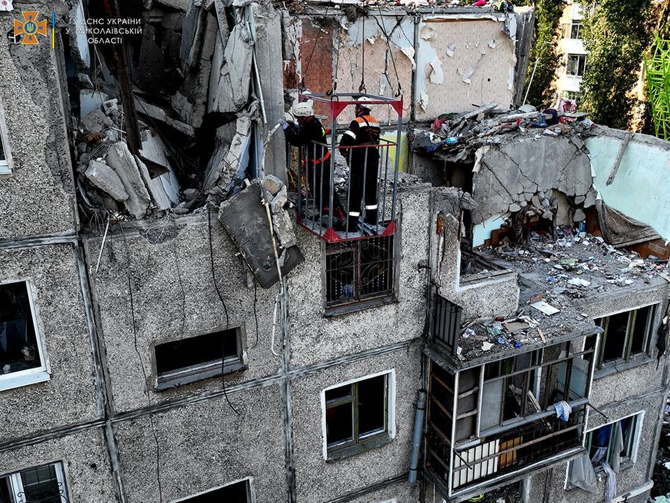 Жилой дом в Николаеве после обстрела. Фото из телеграма Государственной службы по чрезвычайным ситуациям Украины.