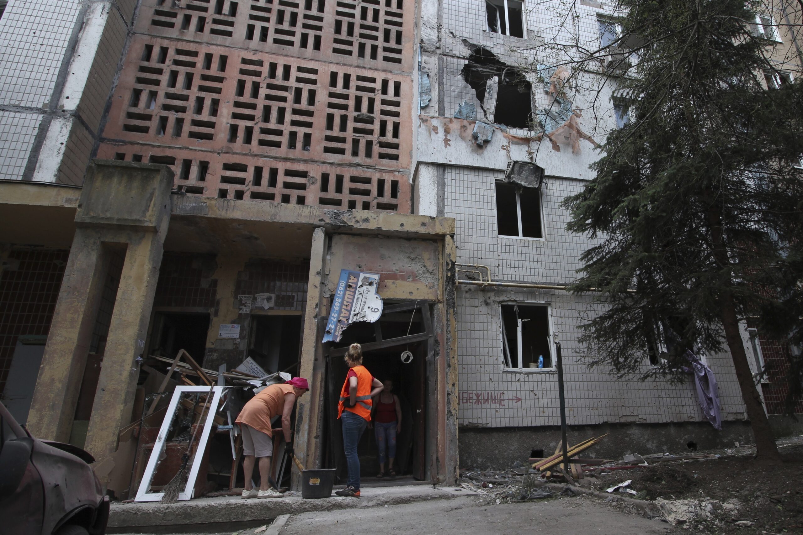 Последствия обстрелов жилых домов в Донецке. 5 июня 2022 года. Фото AP/Scanpix /LETA