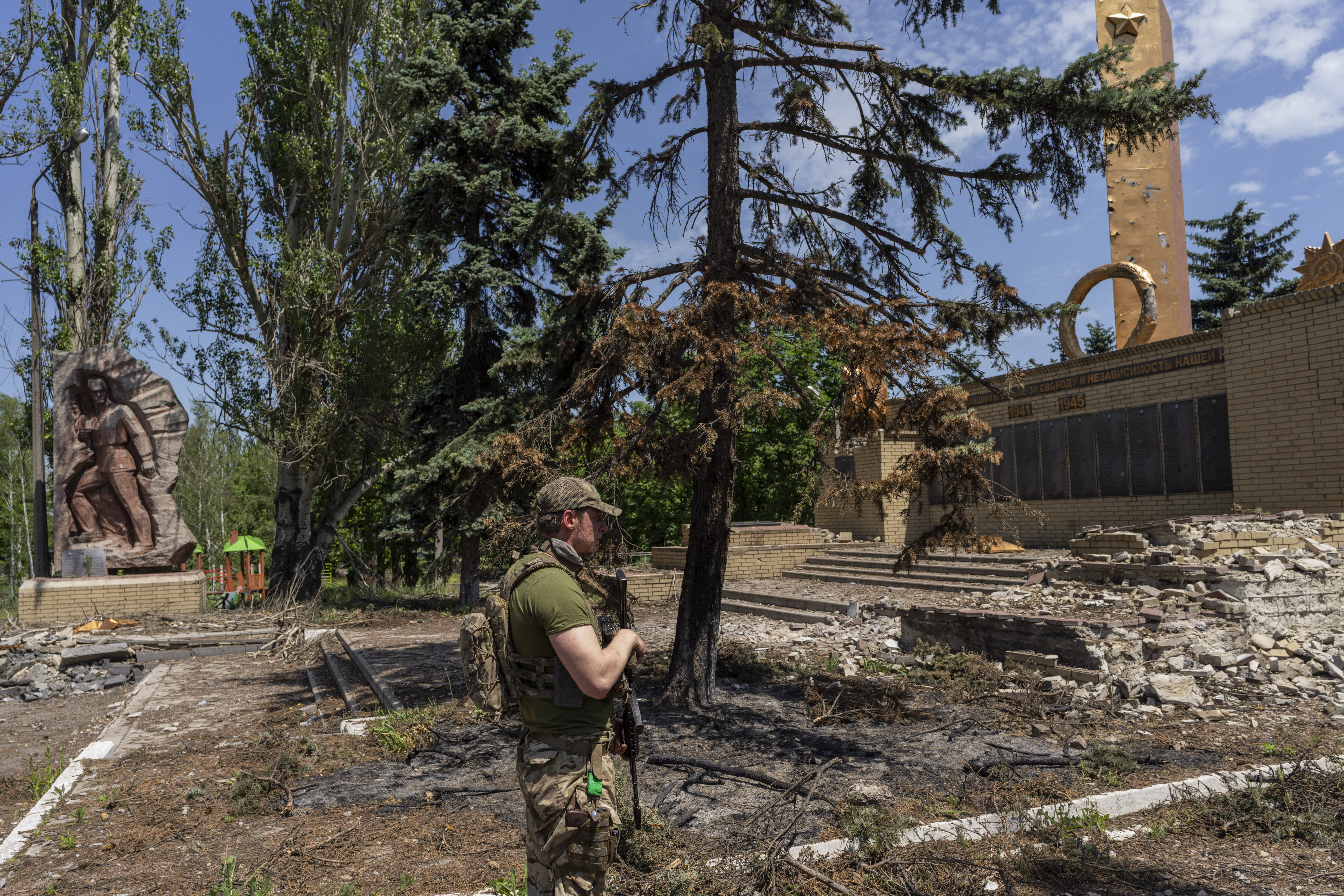 Украинский военнослужащий патрулирует село рядом с линией фронта в Донецкой области. 2 июня 2022 года. Фото AP Photo/Bernat Armangue/Scanpix /LETA