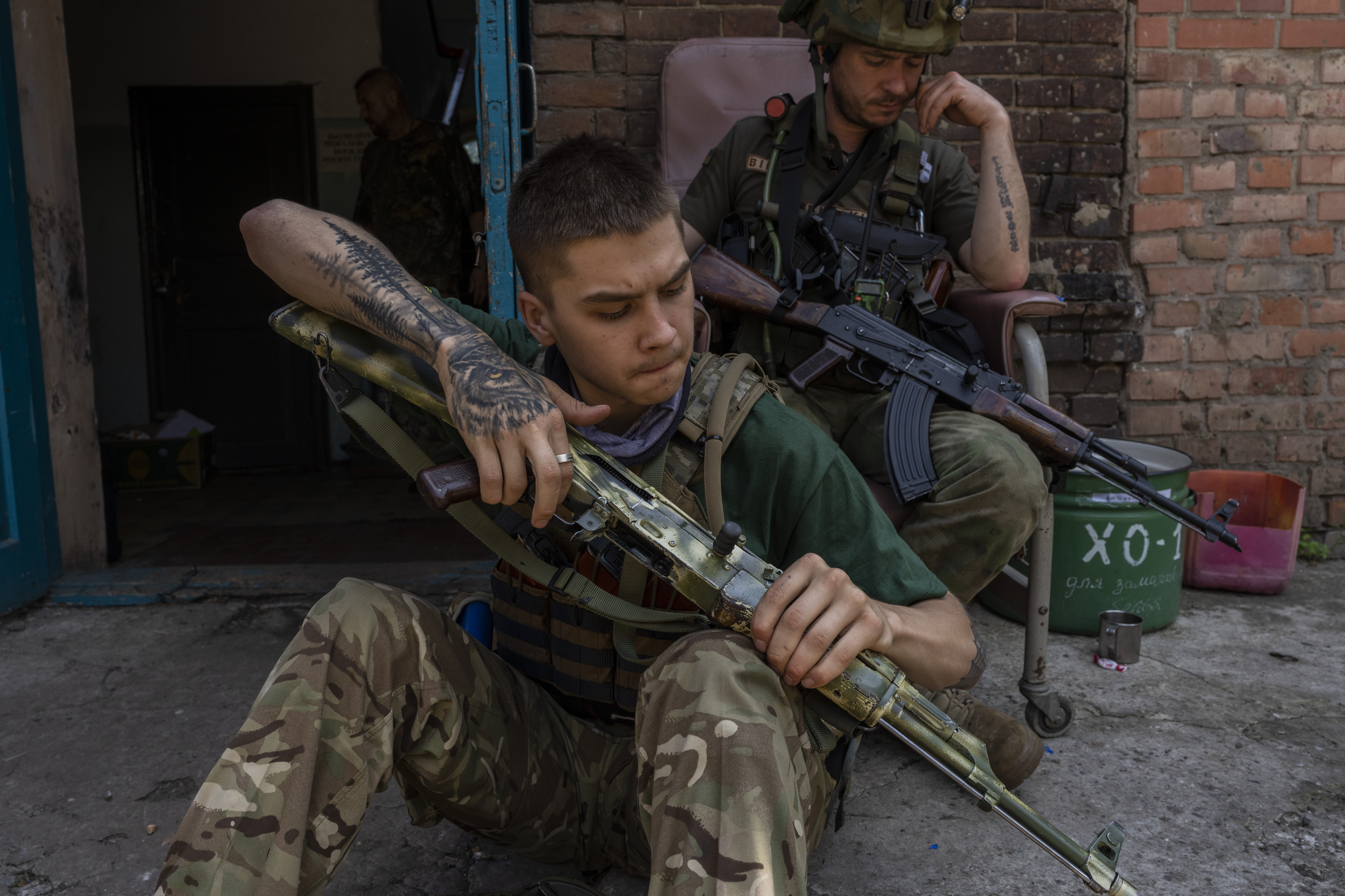 Бойцы украинской медицинской спасательной бригады чистят оружие. Донецкая область. 4 июня 2022 года. Фото AP Photo/Bernat Armangue/Scanpix /LETA