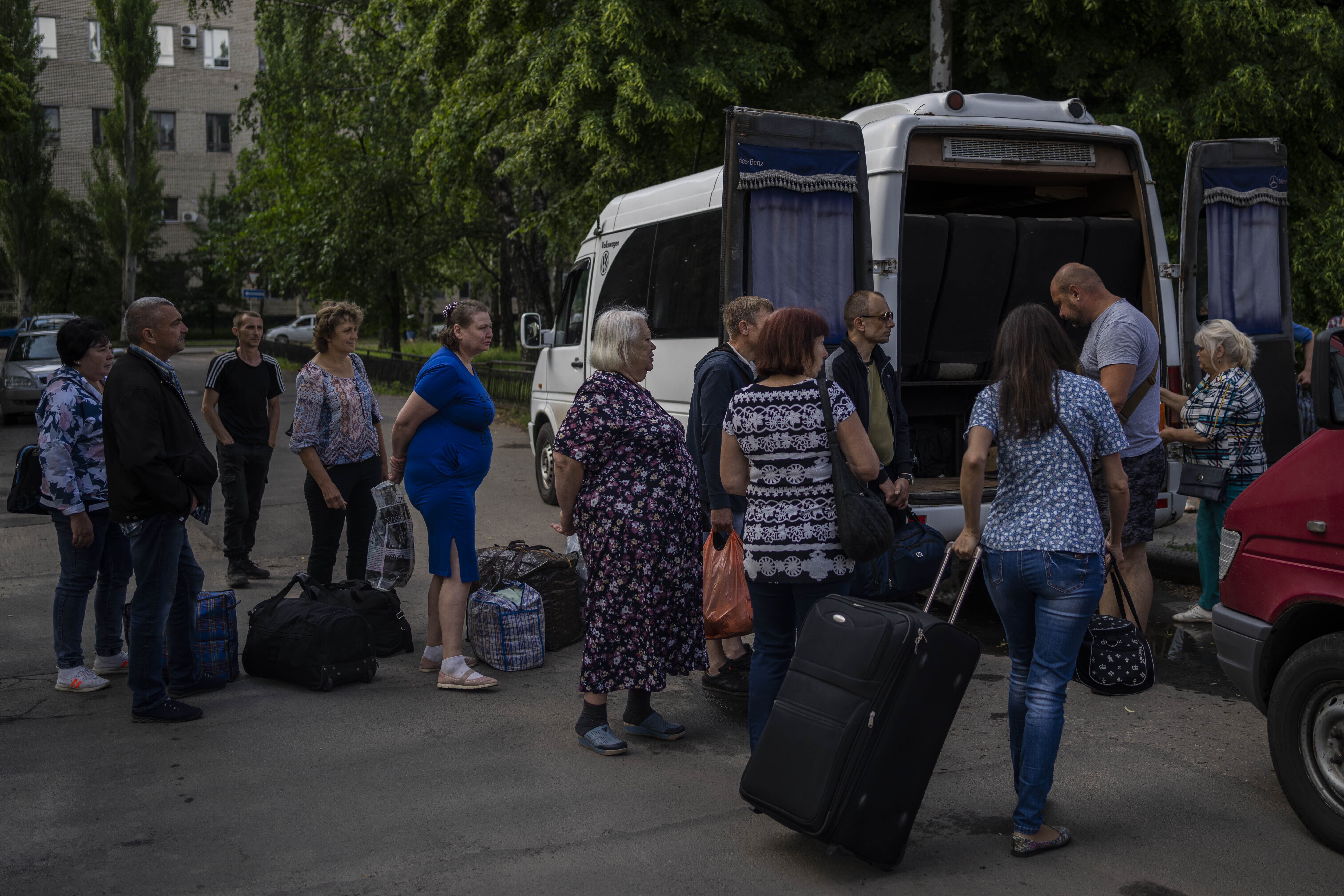 Эвакуация людей из Славянска. Донецкая область. 4 июня 2022 года. Фото AP Photo/Bernat Armangue/Scanpix /LETA
