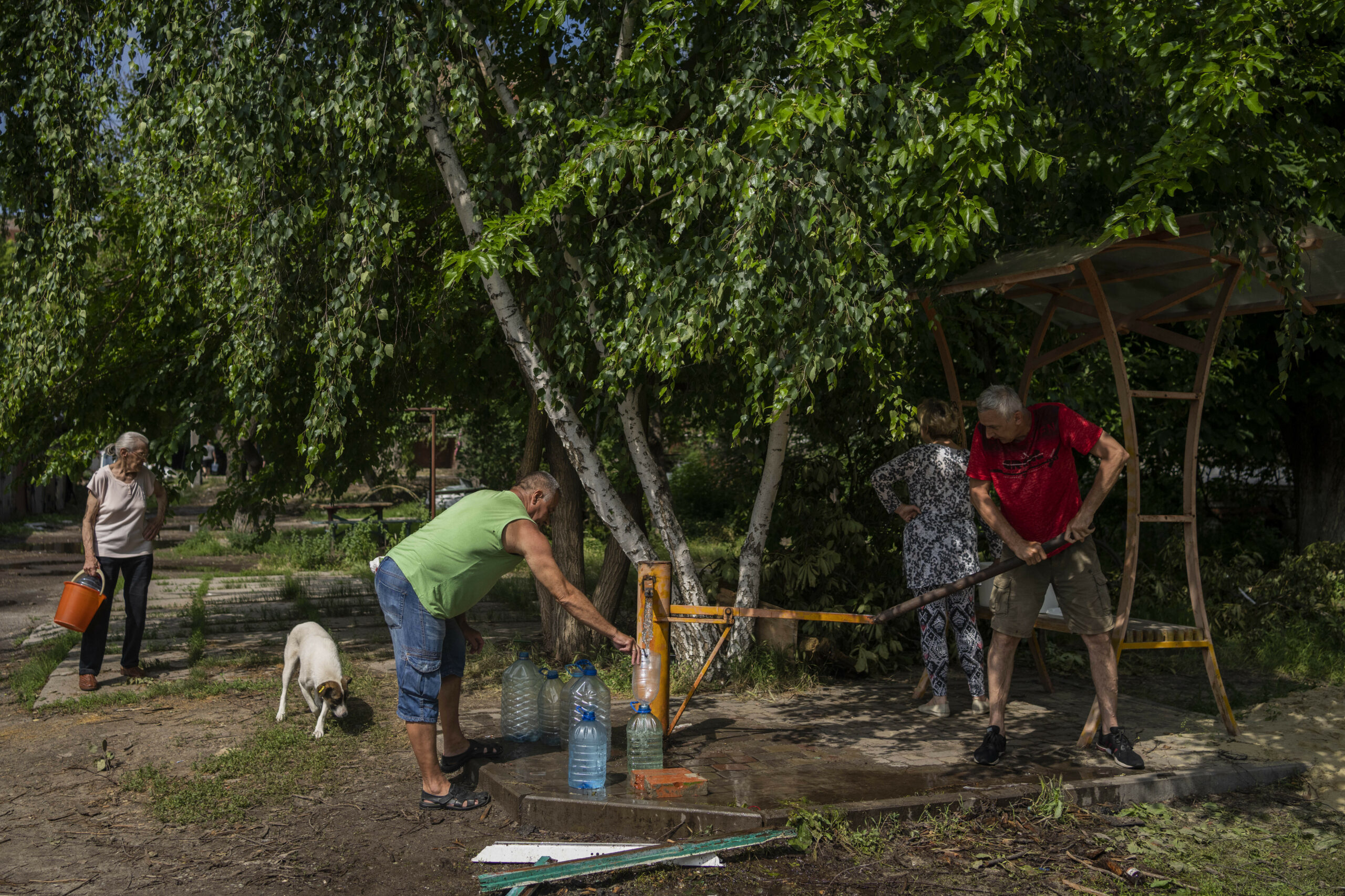 Люди заготавливают воду в Славянске. Донецкая область. 4 июня 2022 года. Фото AP Photo/Bernat Armangue/Scanpix /LETA