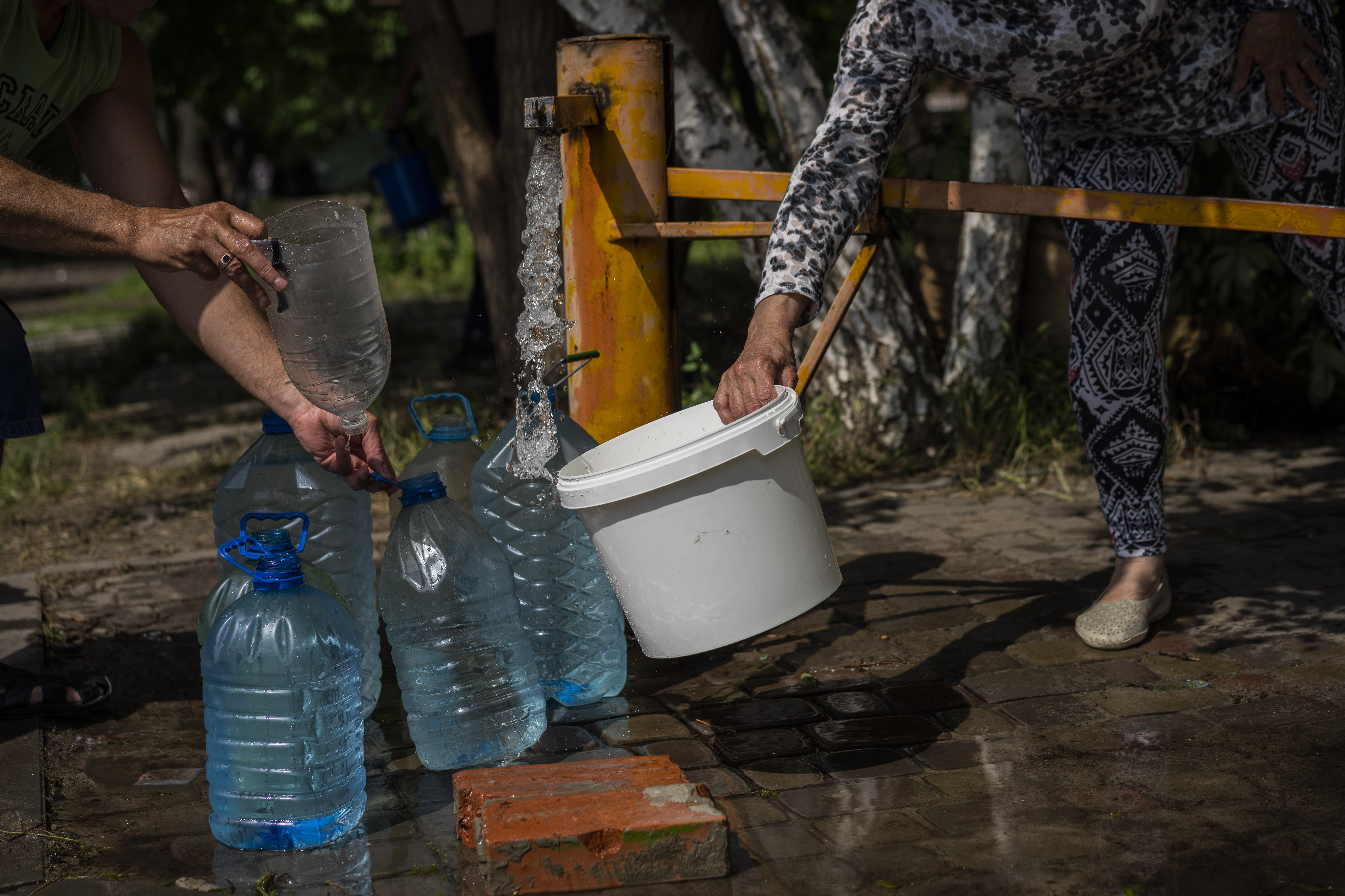 Люди заготавливают воду в Славянске. Донецкая область. 4 июня 2022 года. Фото AP Photo/Bernat Armangue/Scanpix /LETA