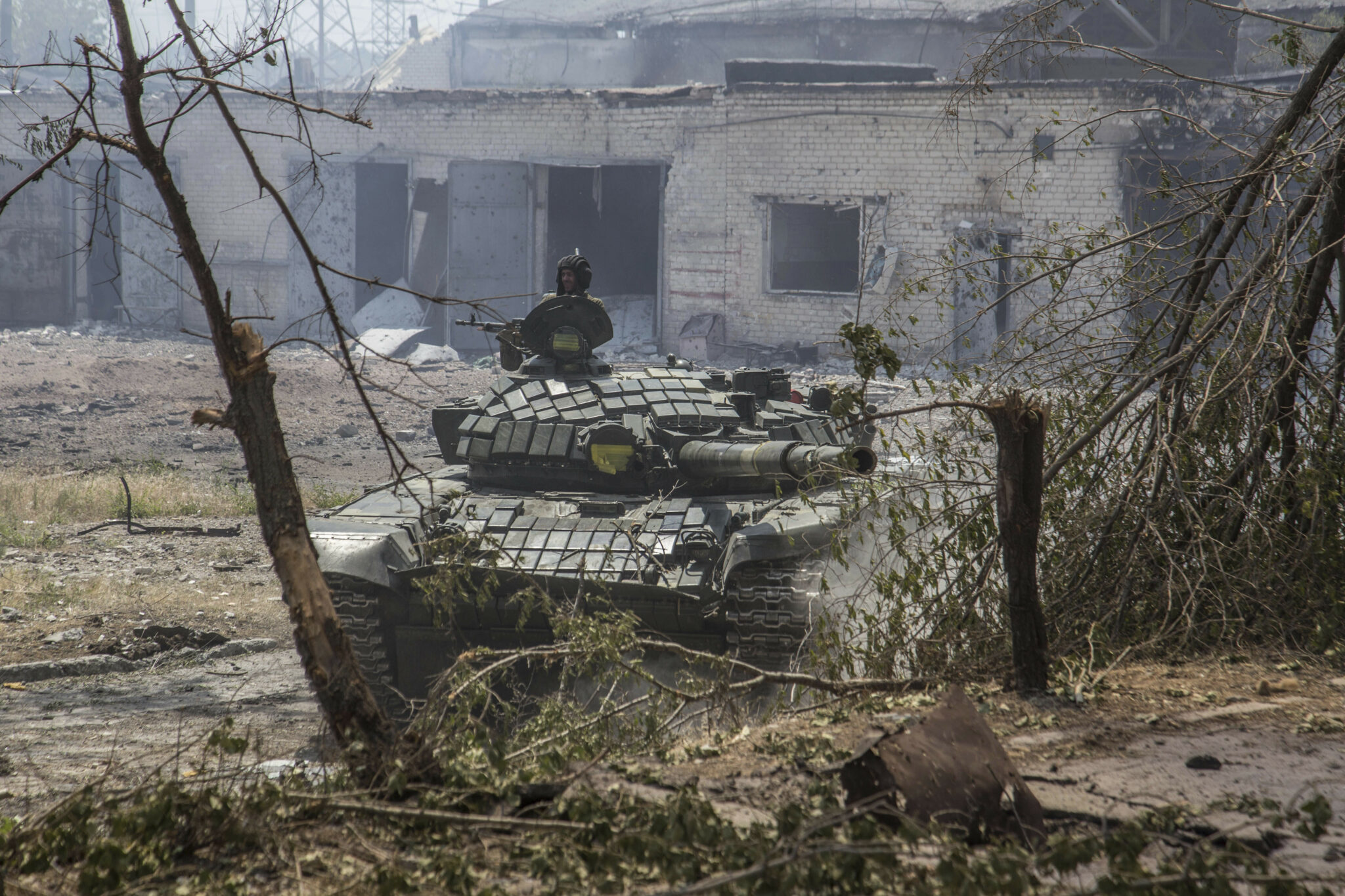 Украинский танк во время сильного обстрела на линии фронта в Северодонецке. 8 июня 2022 года. Фото AP Photo/Oleksandr Ratushniak/Scanpix/LETA