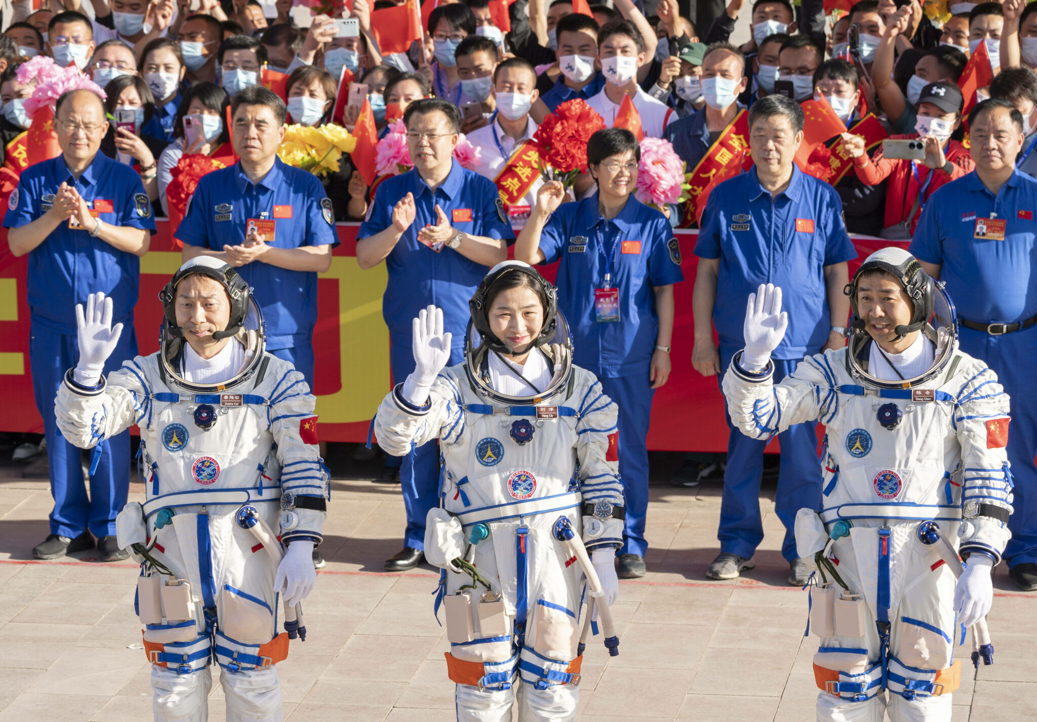 Китайские астронавты перед стартом корабля «Шэньчжоу-14»,  5 июня 2022 года. Фото Xinhua/Cai Yang/SIPA/Scanpix/LETA