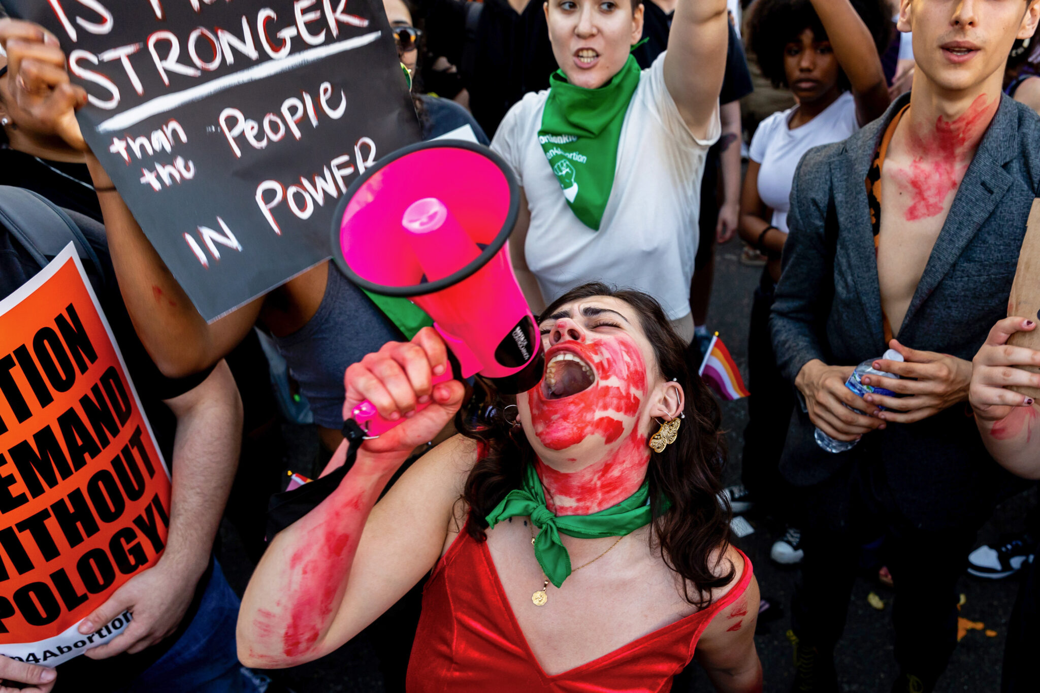 Протестующие против отмены гарантии права на аборт на федеральном уровне у Верховного суда США в Вашингтоне. 24 июня 2022 года. Фото AP Photo/Julia Nikhinson/Scanpix/LETA 
