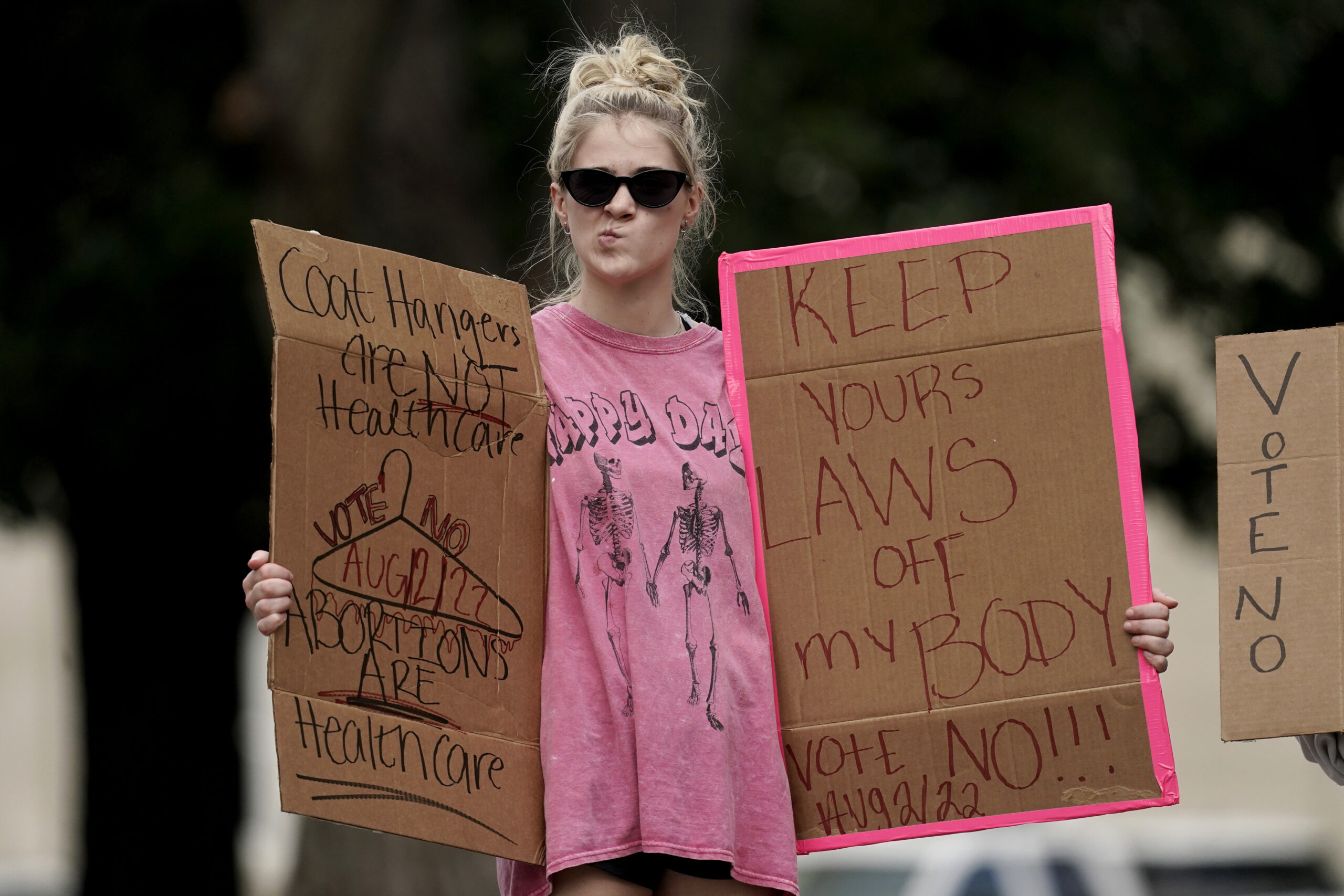 Саванна Сталкер слушает выступающего во время митинга в знак протеста против решения Верховного суда об абортах. Топика, штат Канзас, США. 24 июня 2022 года. Фото AP Photo/Charlie Riedel/Scanpix/LETA