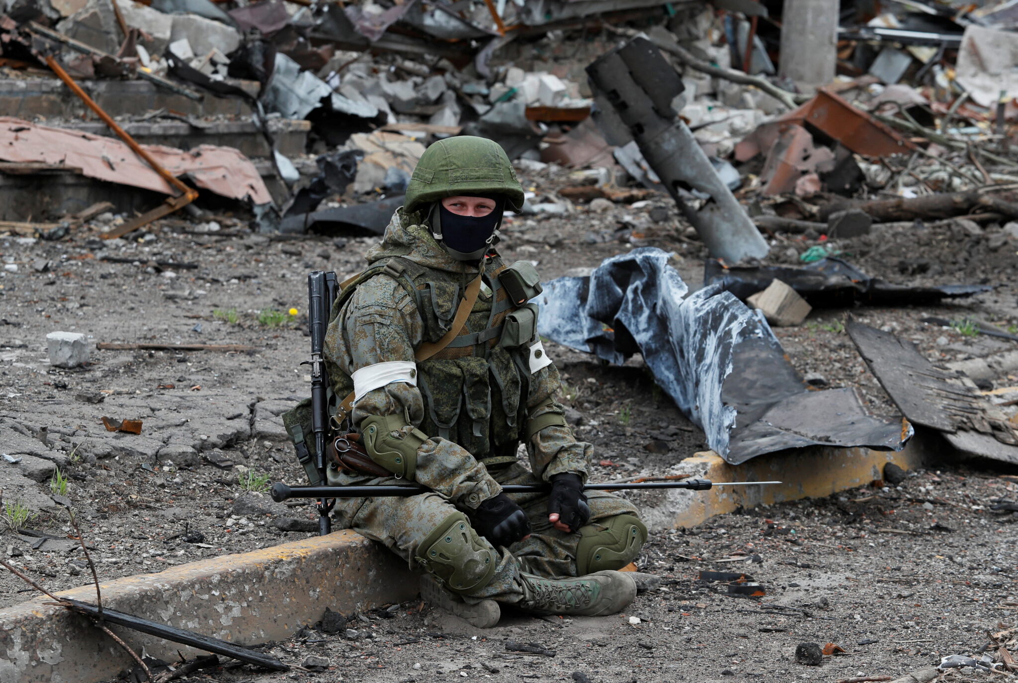 Российский военный в Мариуполе. Фото Alexander Ermochenko/Reuters/Scanpix/Leta.