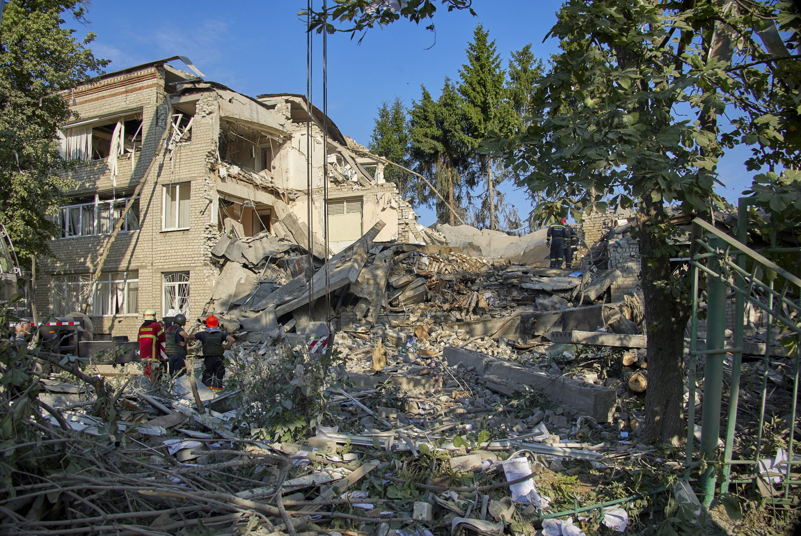 Разрушенная школа в Харькове. 4 июля 2022 года. Фото EPA/SERGEY KOZLOV/Scanpix/LETA