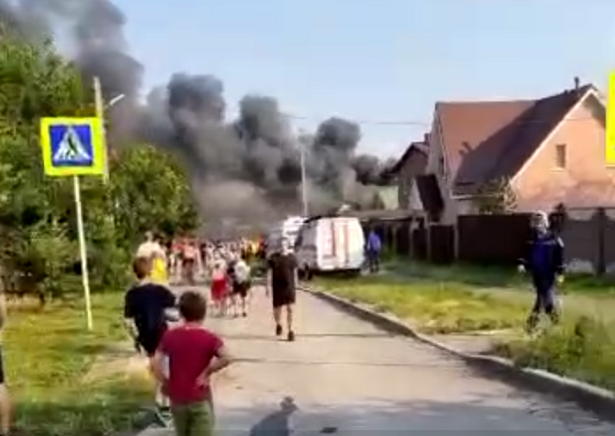 Пожар в частном доме в Таганроге, который, как утверждается, возник из-за падения беспилотника. Кадр видео, опубликованного в телеграм-канале «Блокнот Таганрог»