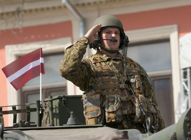 Военнослужащий латвийской армии. Фото Ints Kalnins/REUTERS/Scanpix/LETA
