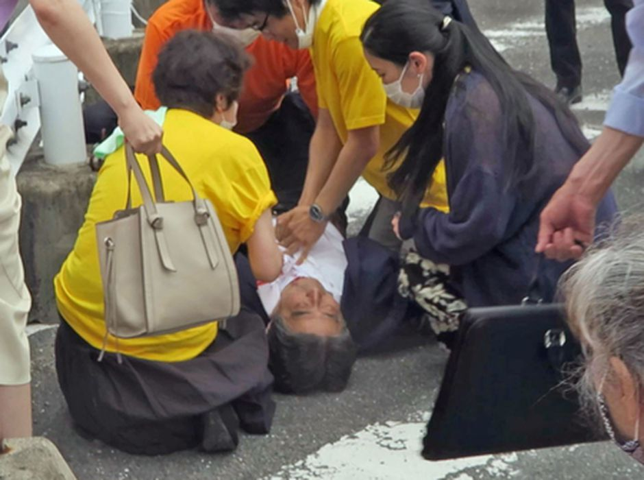 Синдзо Абэ после покушения 07 июля 2022 года. Фото Kyodo News via AP/Scanpix/LETA