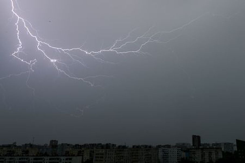 Гроза и ураган в Москве 10 июля 2022 года. Фото Kirill KUDRYAVTSEV/AFP/Scanpix/LETA