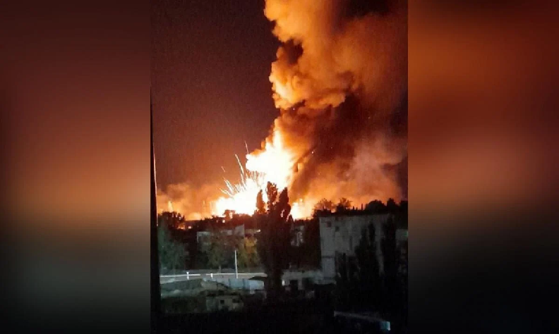 Взрыв в Новой Каховке в результате обстрела ВСУ из РСЗО HIMARS 11 июля 2022 года. Кадр видео, опубликованного в телеграм-канале 