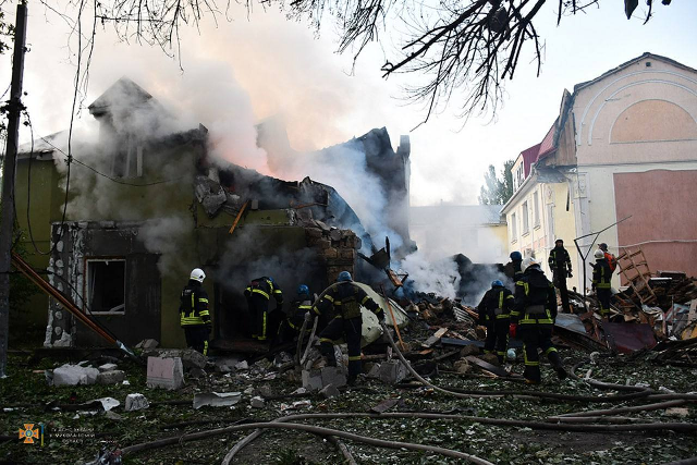 Последствия ракетного удара по Николаеву. Фото из телеграм-канала мэра города Александра Сенкевича.